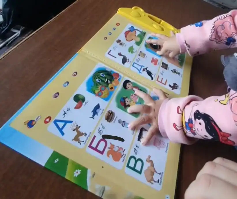 Bolalar uchun rus tilidagi o'quv kitobi, gapiruvchi kitob
