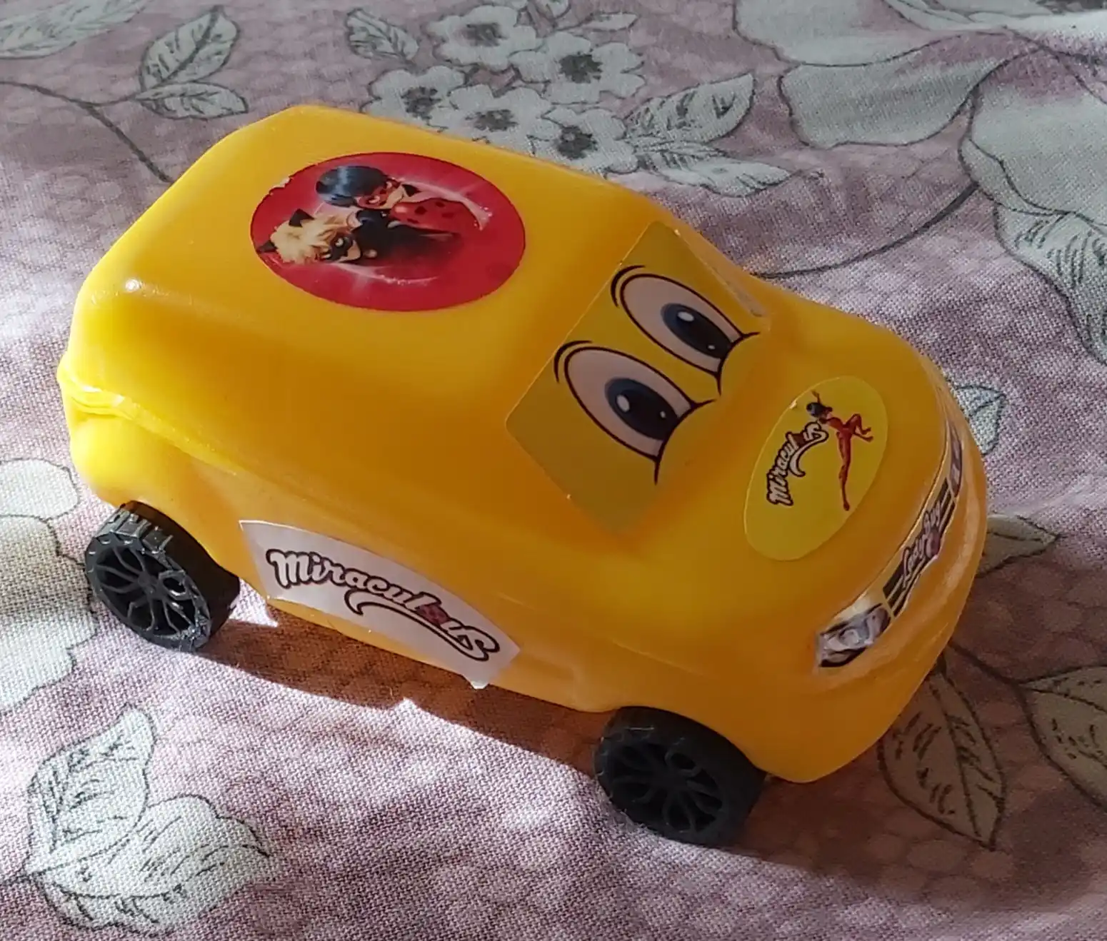 Маленькая игрушечная машинка для детей 3 лет и старше