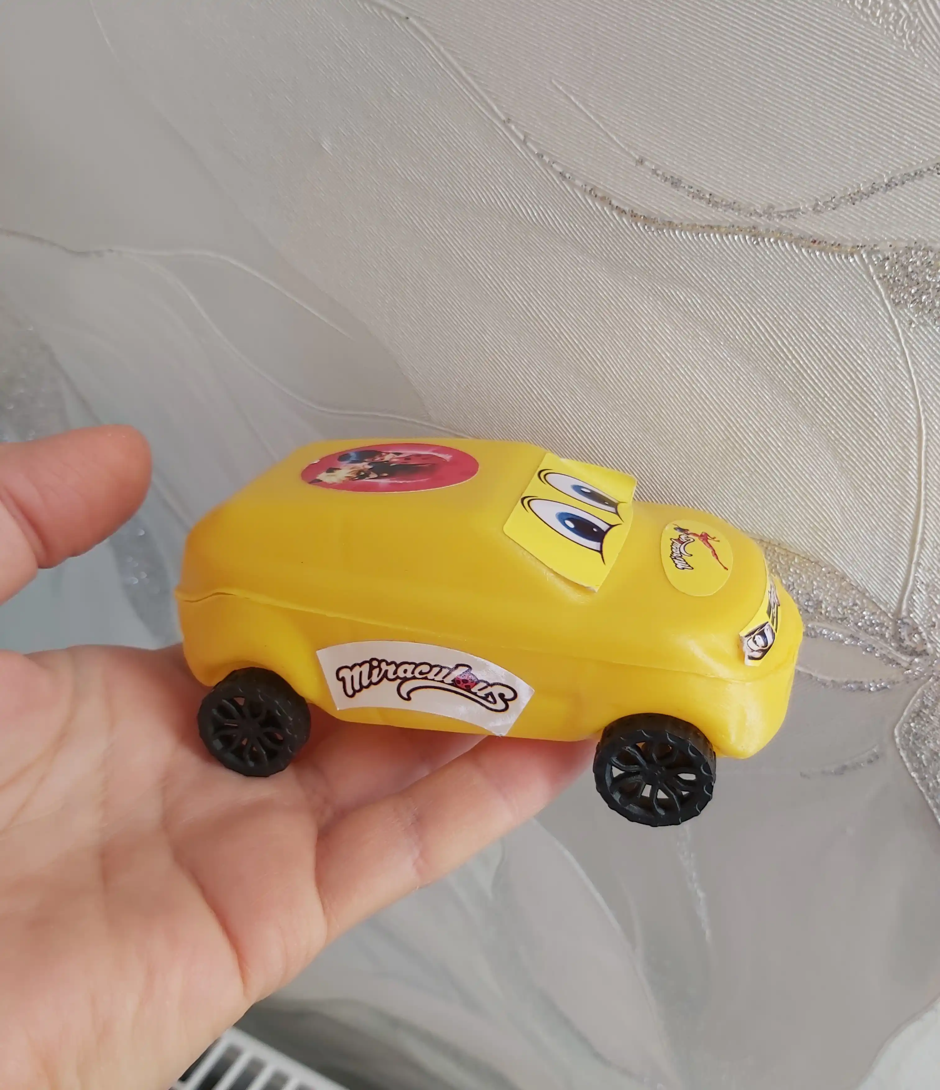 Маленькая игрушечная машинка для детей 3 лет и старше