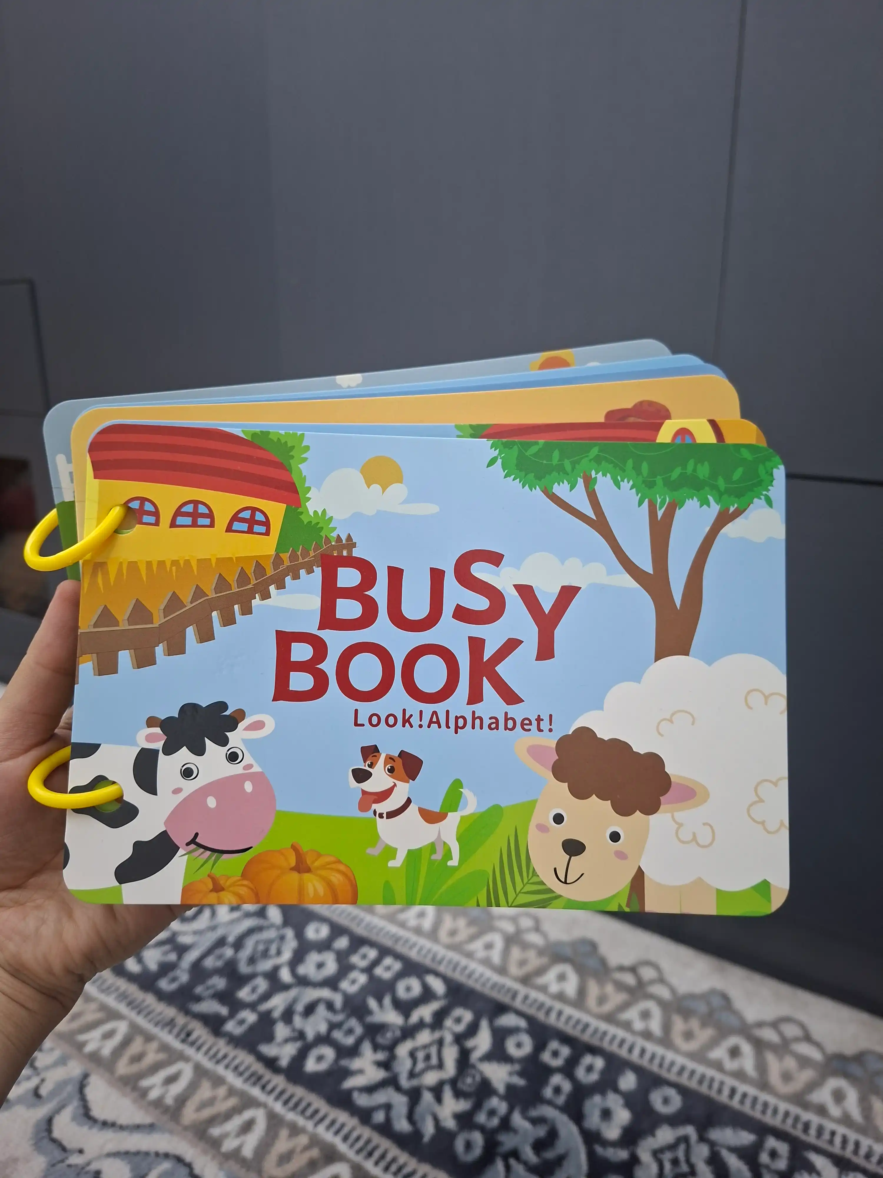Bolalar uchun o'quv kitobi va alifbosi Busybook, lipuchkali Montessori kitobi
