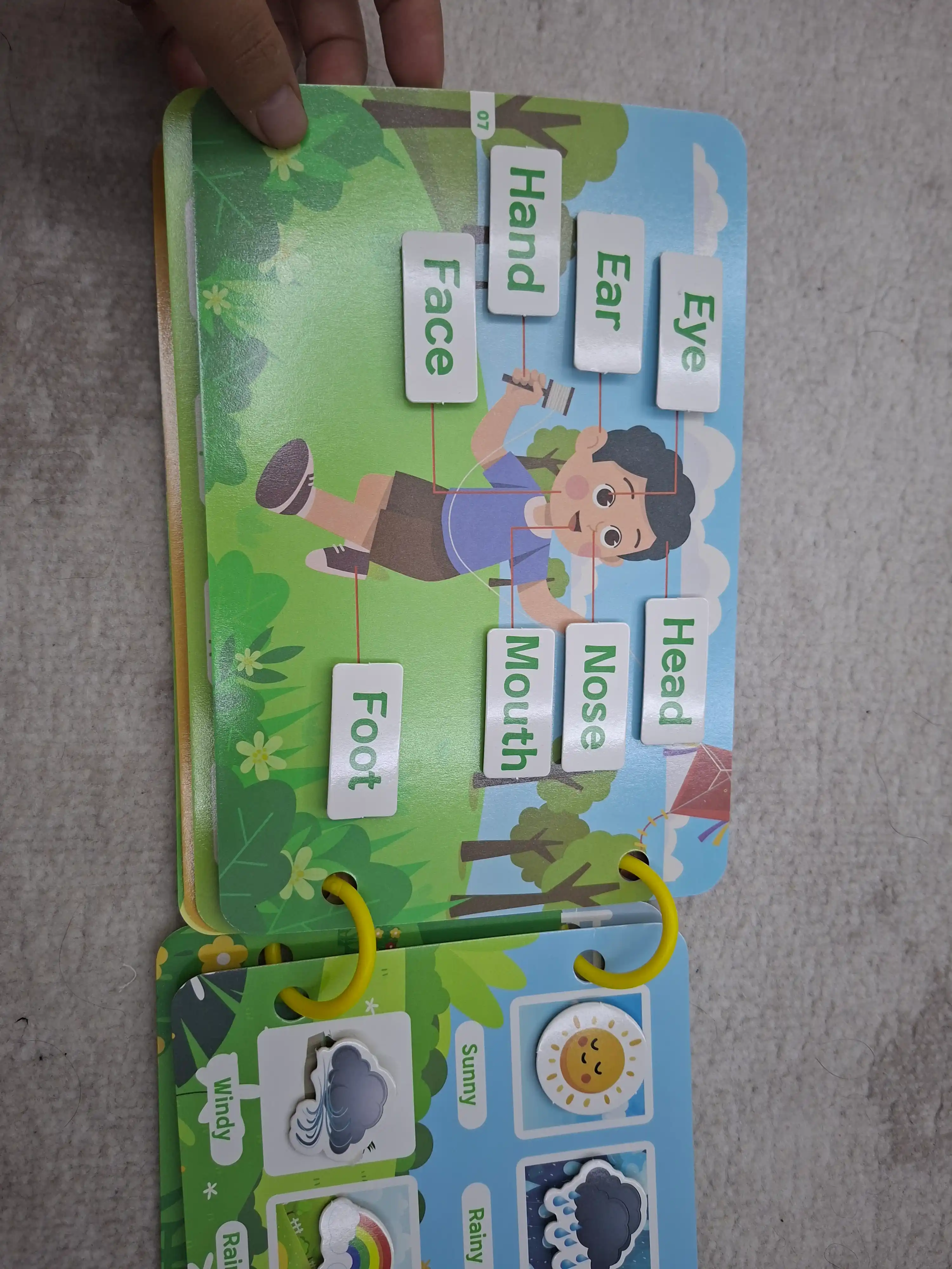 Bolalar uchun o'quv kitobi va alifbosi Busybook, lipuchkali Montessori kitobi