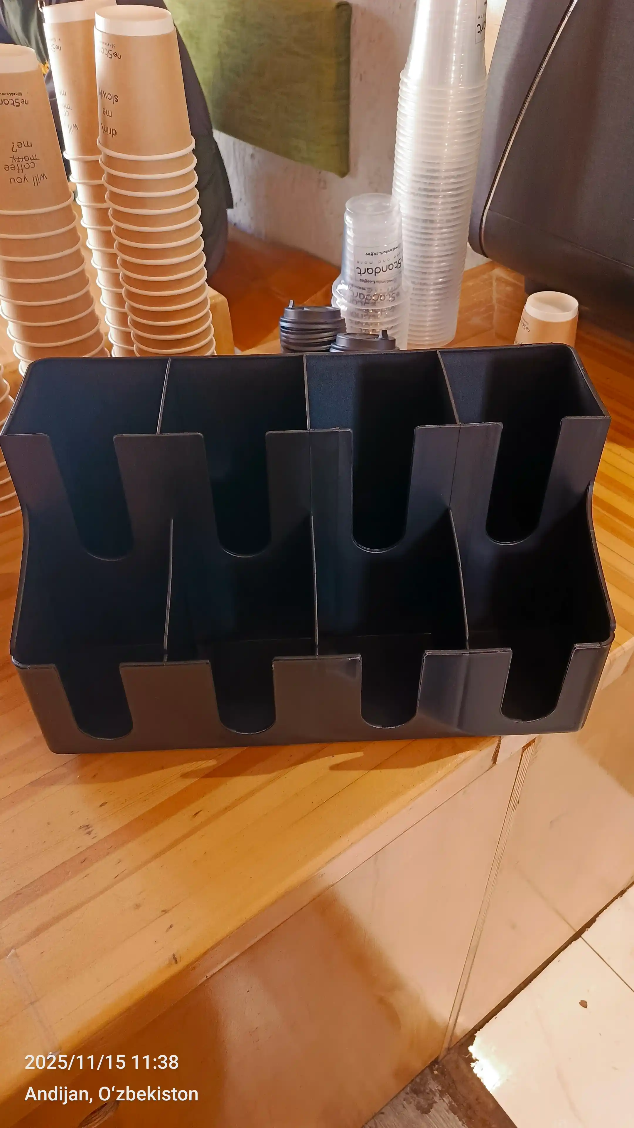 Stakan va qopqoqlar uchun dispenser, kafe, ofis, uy, umumiy ovqatlanish joyi, restoran