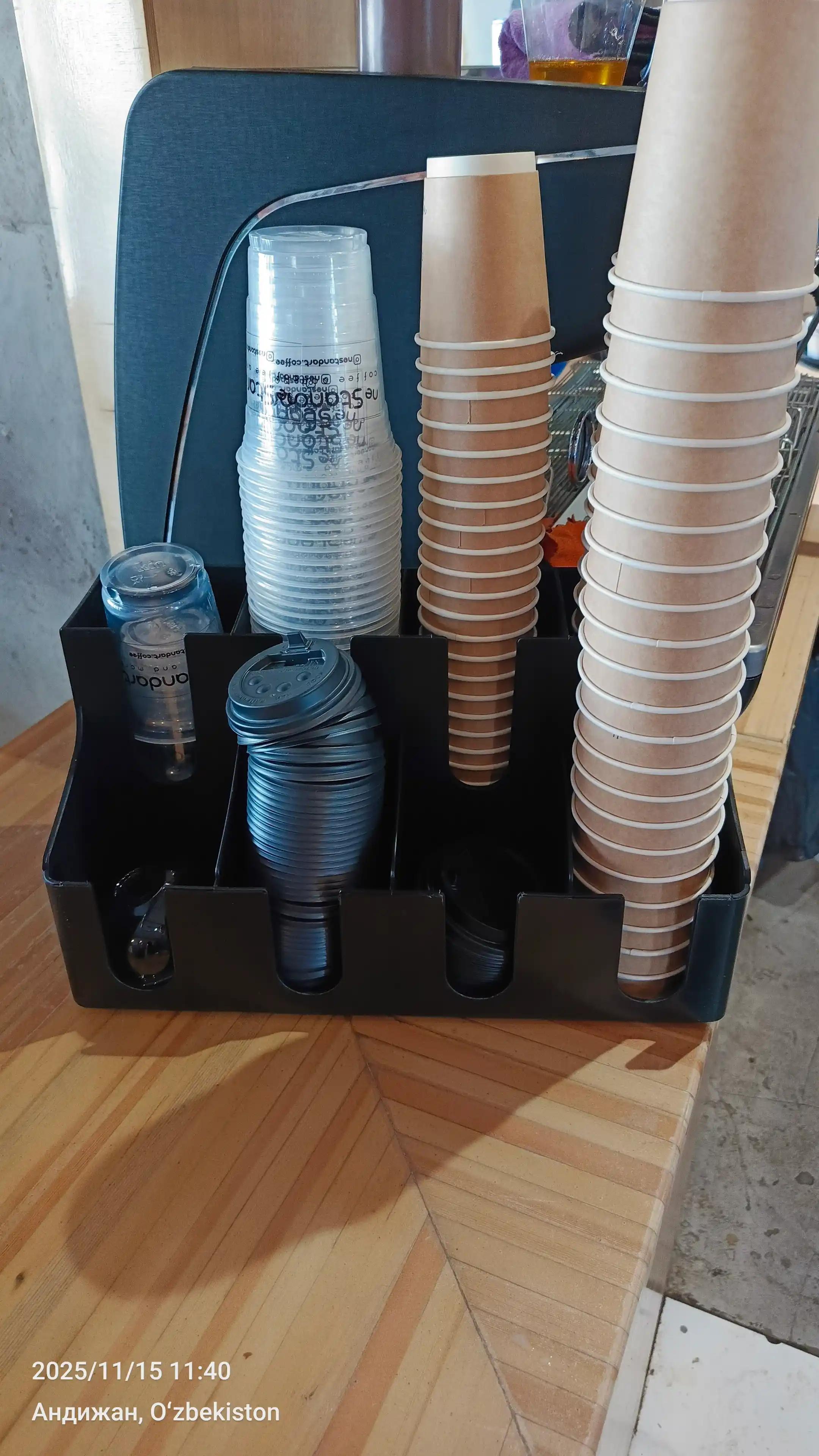 Stakan va qopqoqlar uchun dispenser, kafe, ofis, uy, umumiy ovqatlanish joyi, restoran