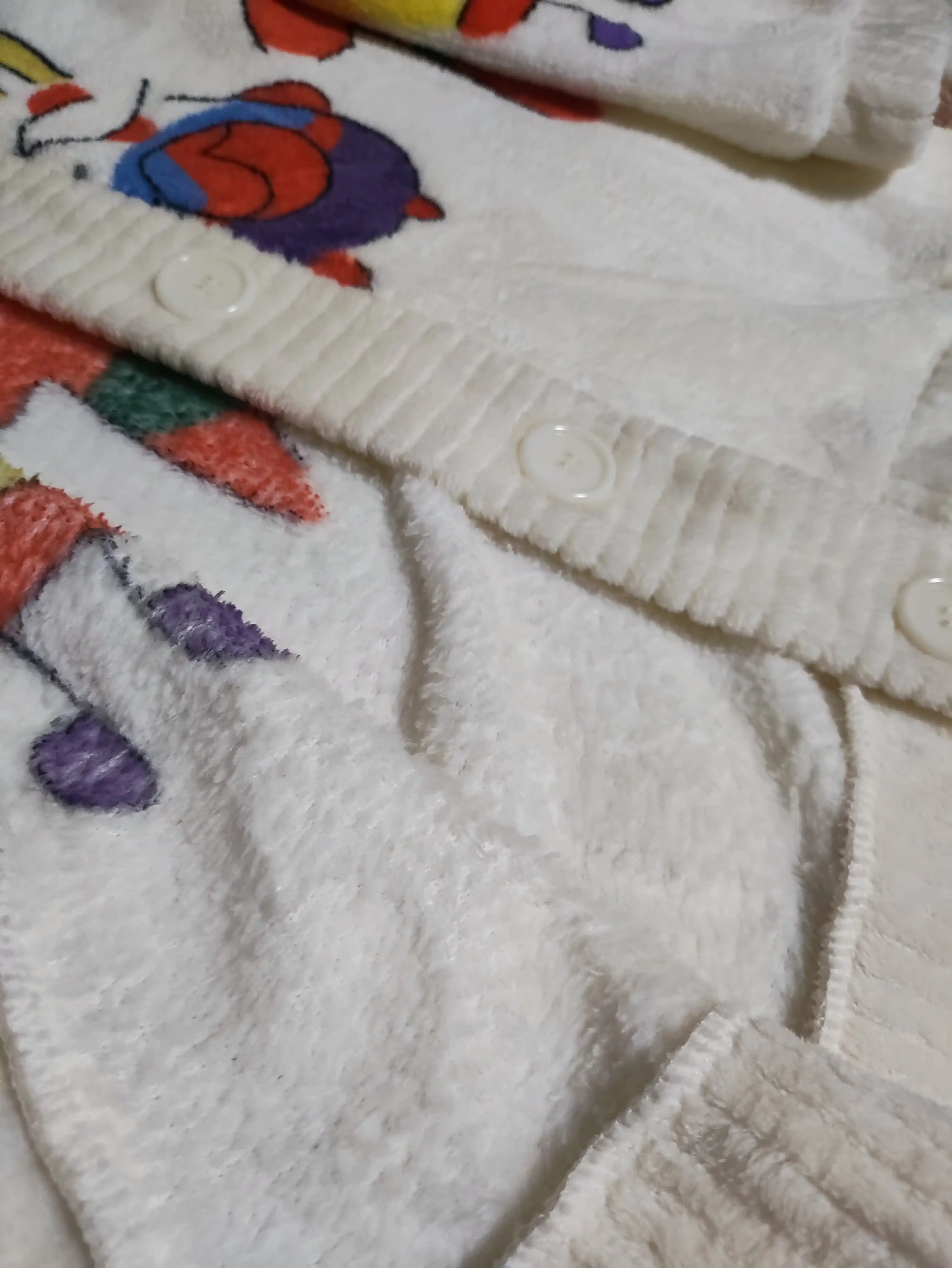 Yumshoq, qulay pijama komplekti — tugmali yoki naqshli