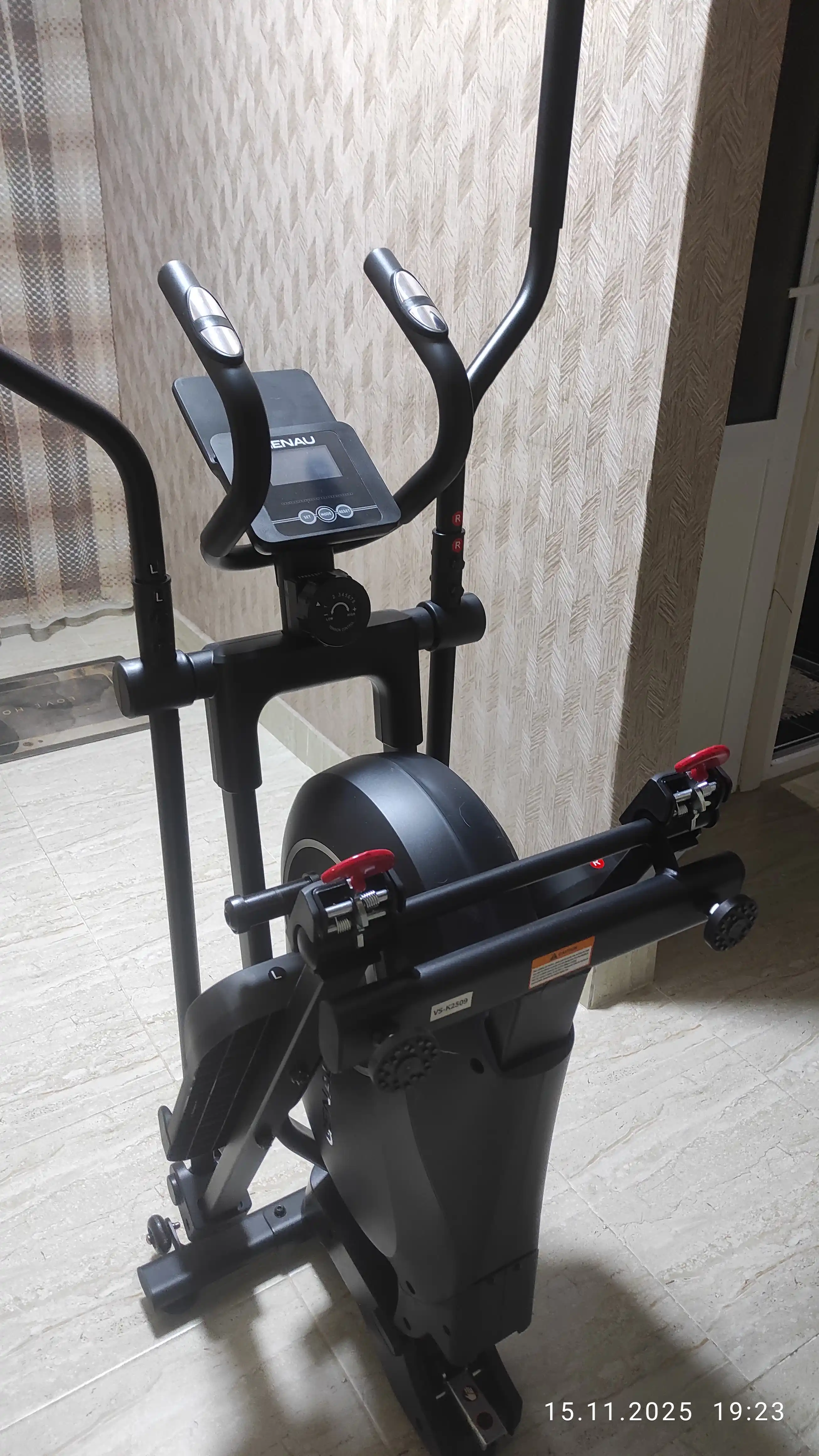 Elliptik yigma trenajor, velo-chang'i Genau SpaceCompact Trainer M, qora *ET1-04A