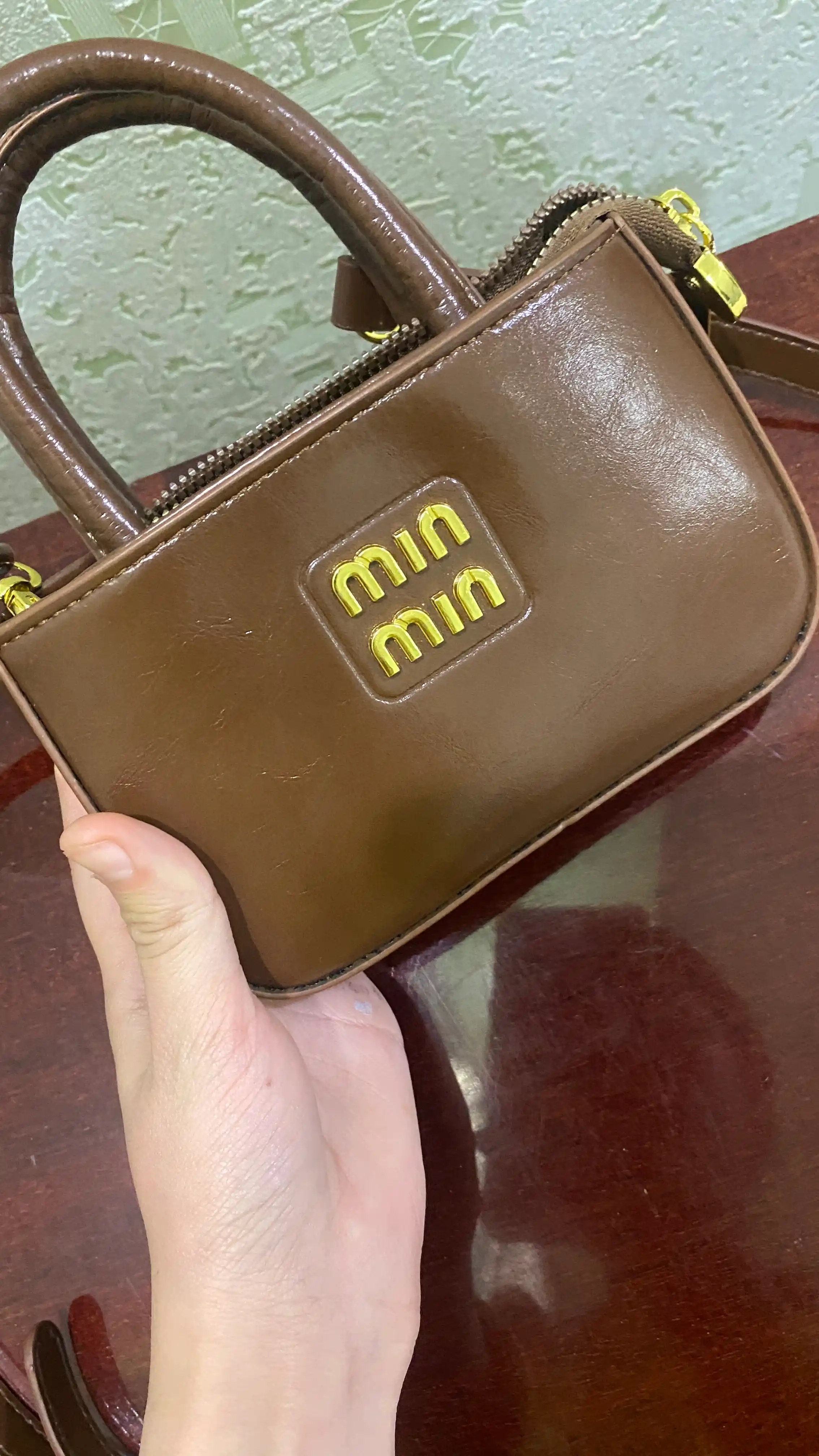 Ayollar uchun charm qo‘l sumkasi – mini format, zamonaviy dizayn