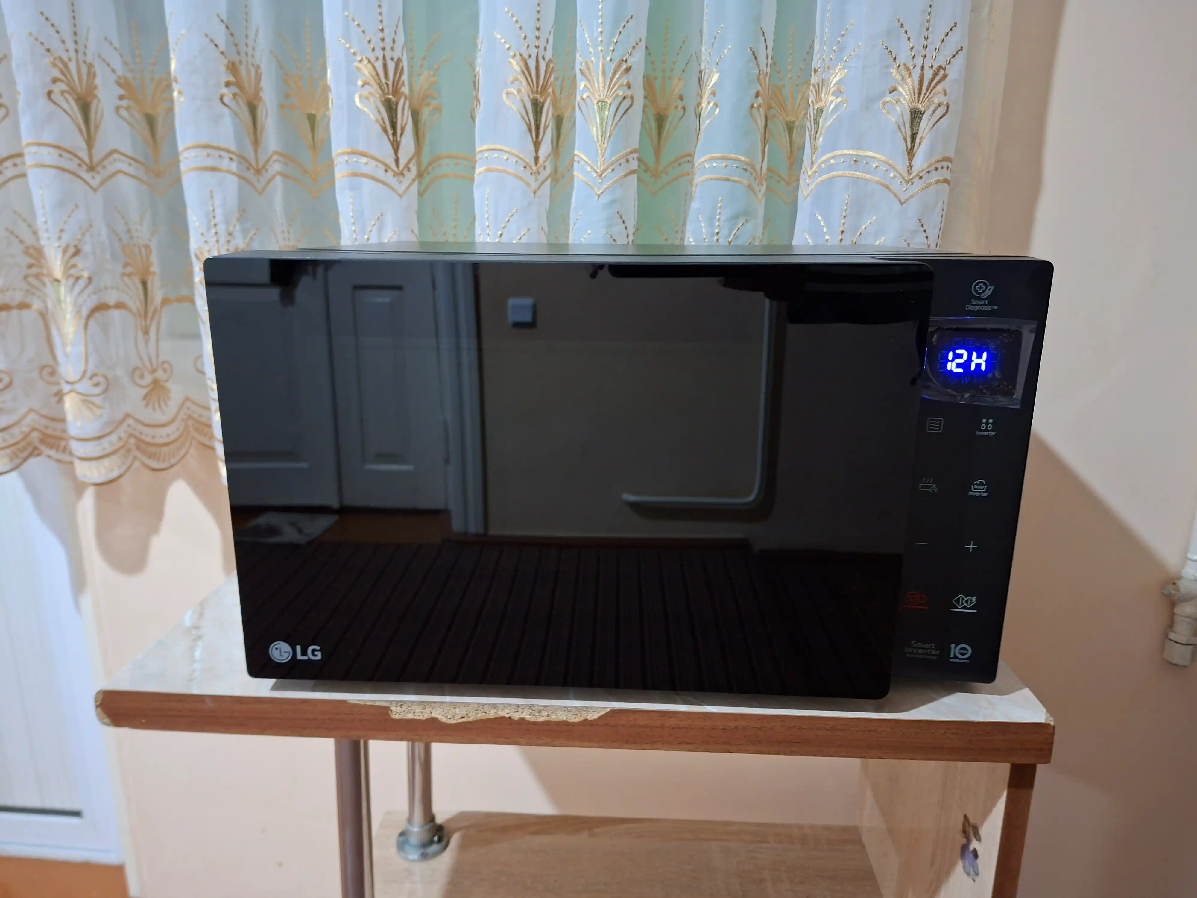 Mikroto'lqinli pech LG MS2535GIS Smart Inverter