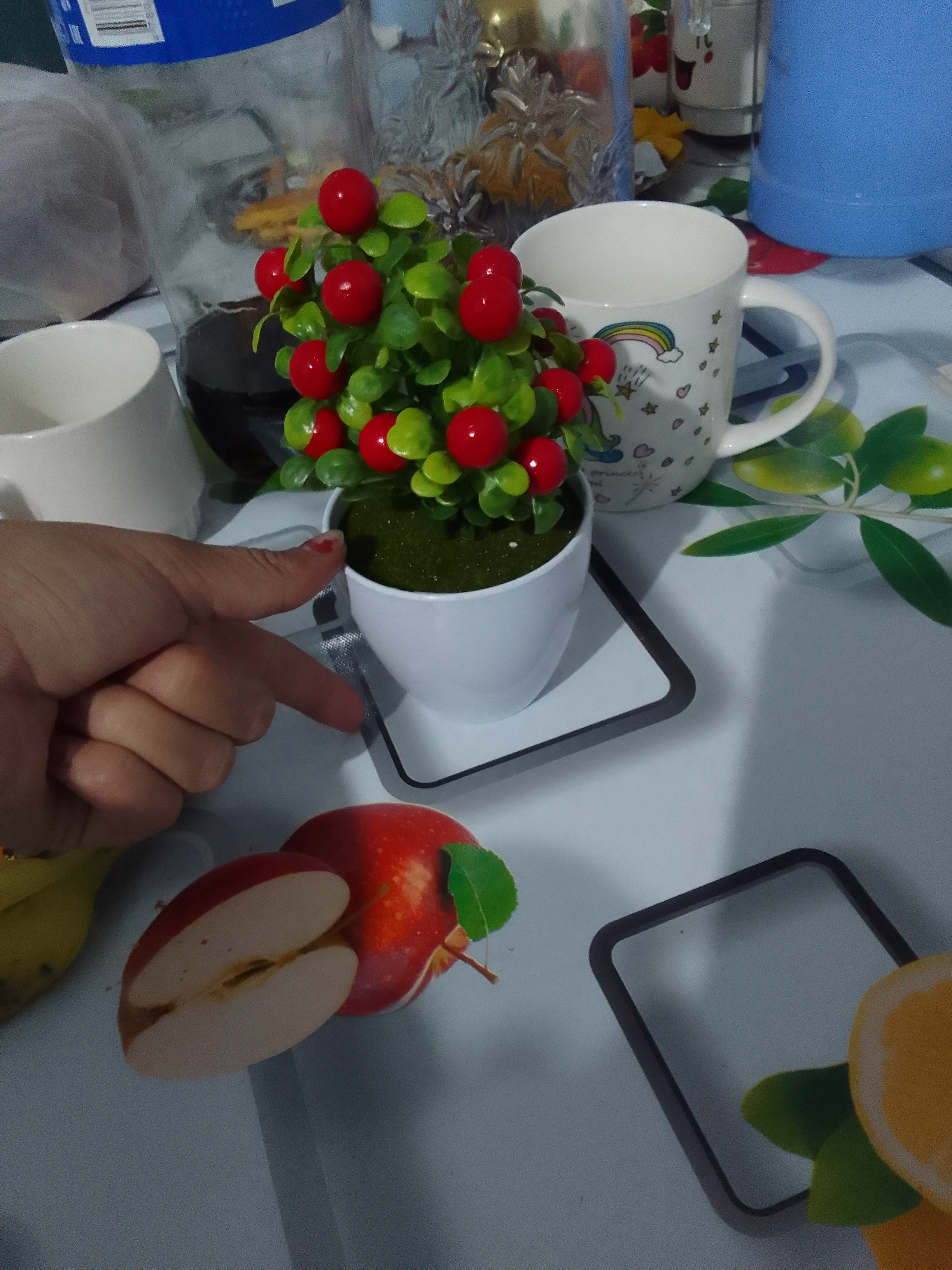 Idishdagi o'simliklardagi, sun'iy gullar kashpoda