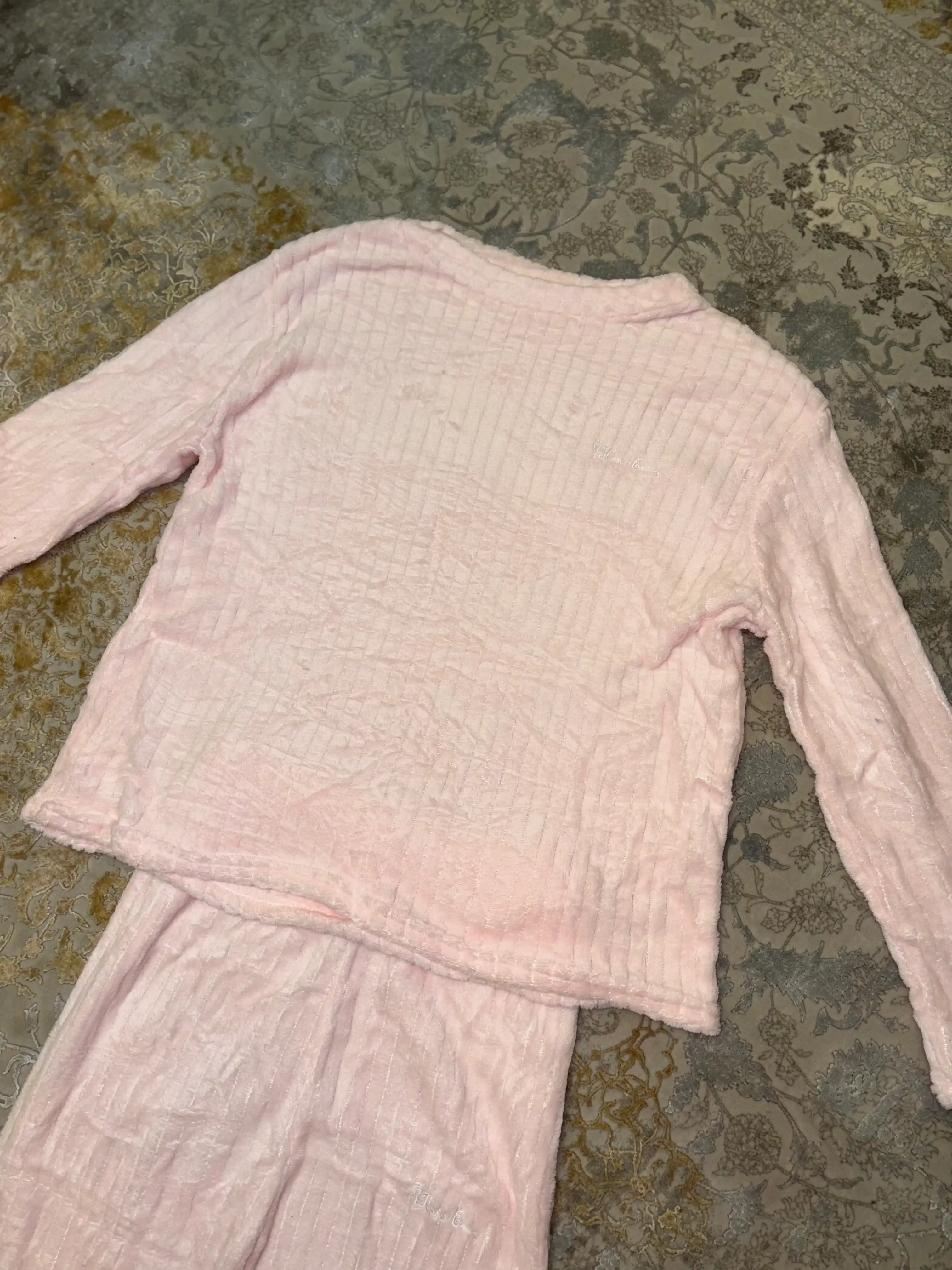 Ayollar uchun flisli uzun yengli pijama, g‘ijimcha fakturali, oddiy rangli va naqshli
