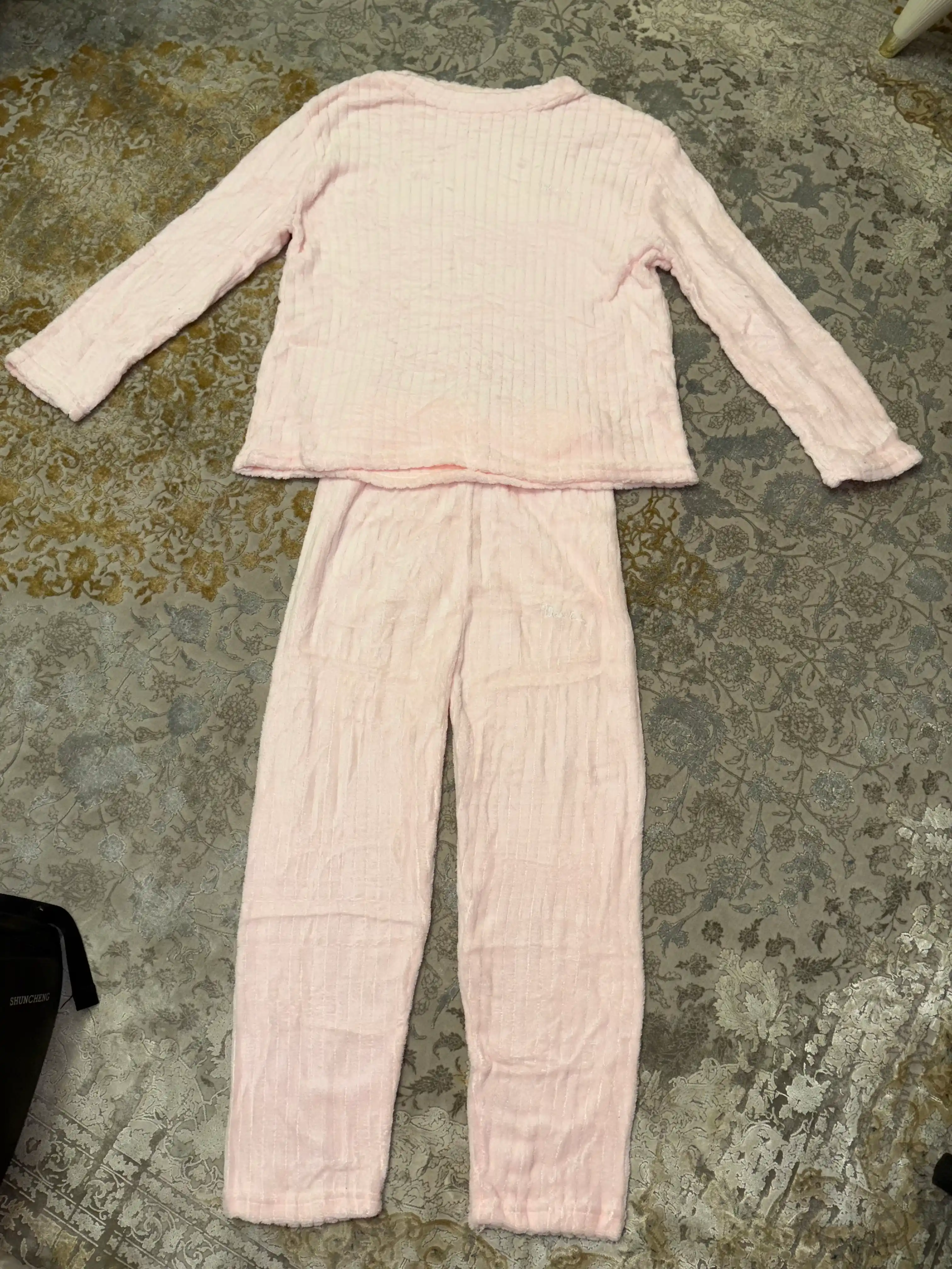 Ayollar uchun flisli uzun yengli pijama, g‘ijimcha fakturali, oddiy rangli va naqshli