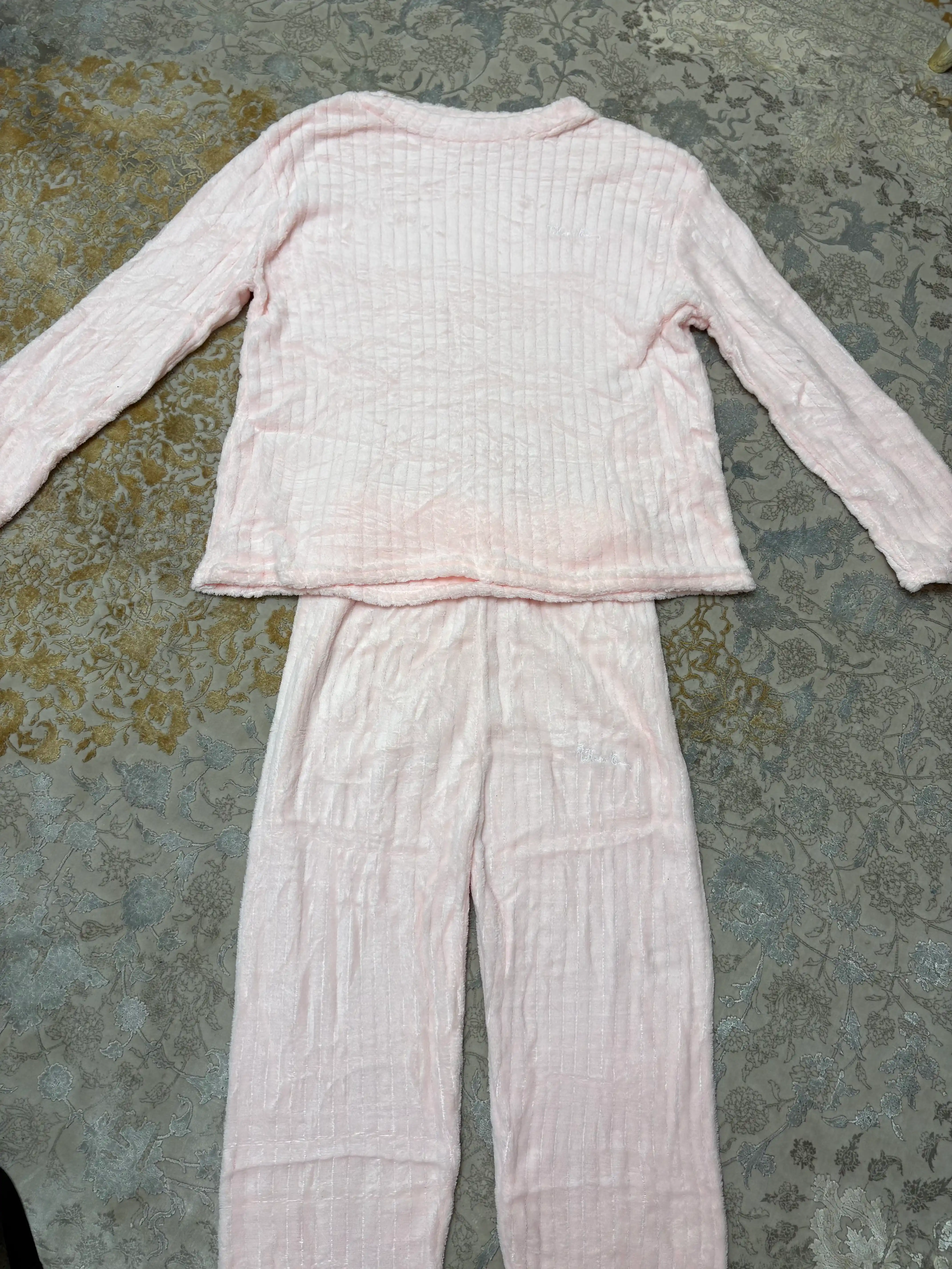 Ayollar uchun flisli uzun yengli pijama, g‘ijimcha fakturali, oddiy rangli va naqshli