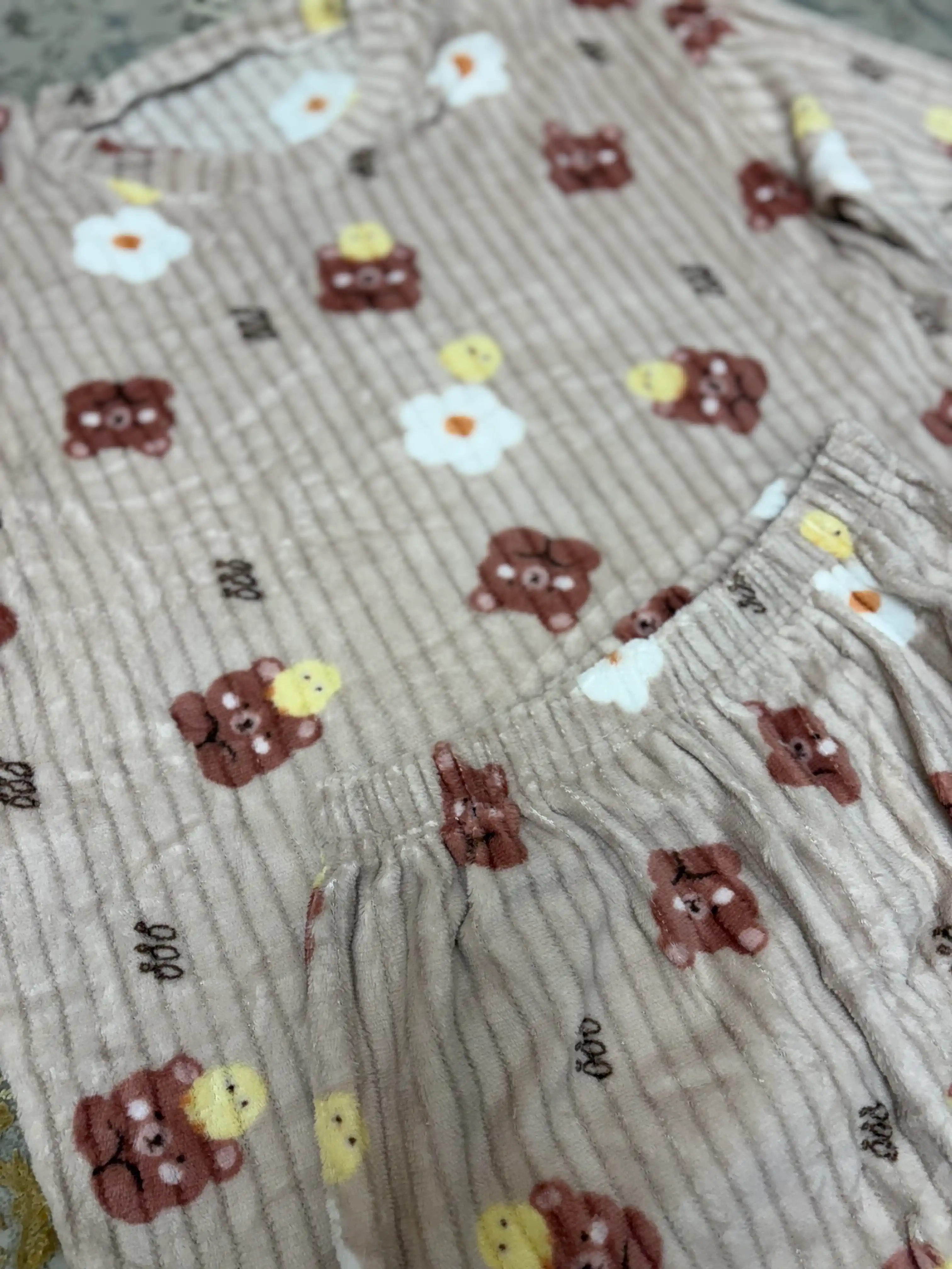 Ayollar uchun flisli uzun yengli pijama, g‘ijimcha fakturali, oddiy rangli va naqshli