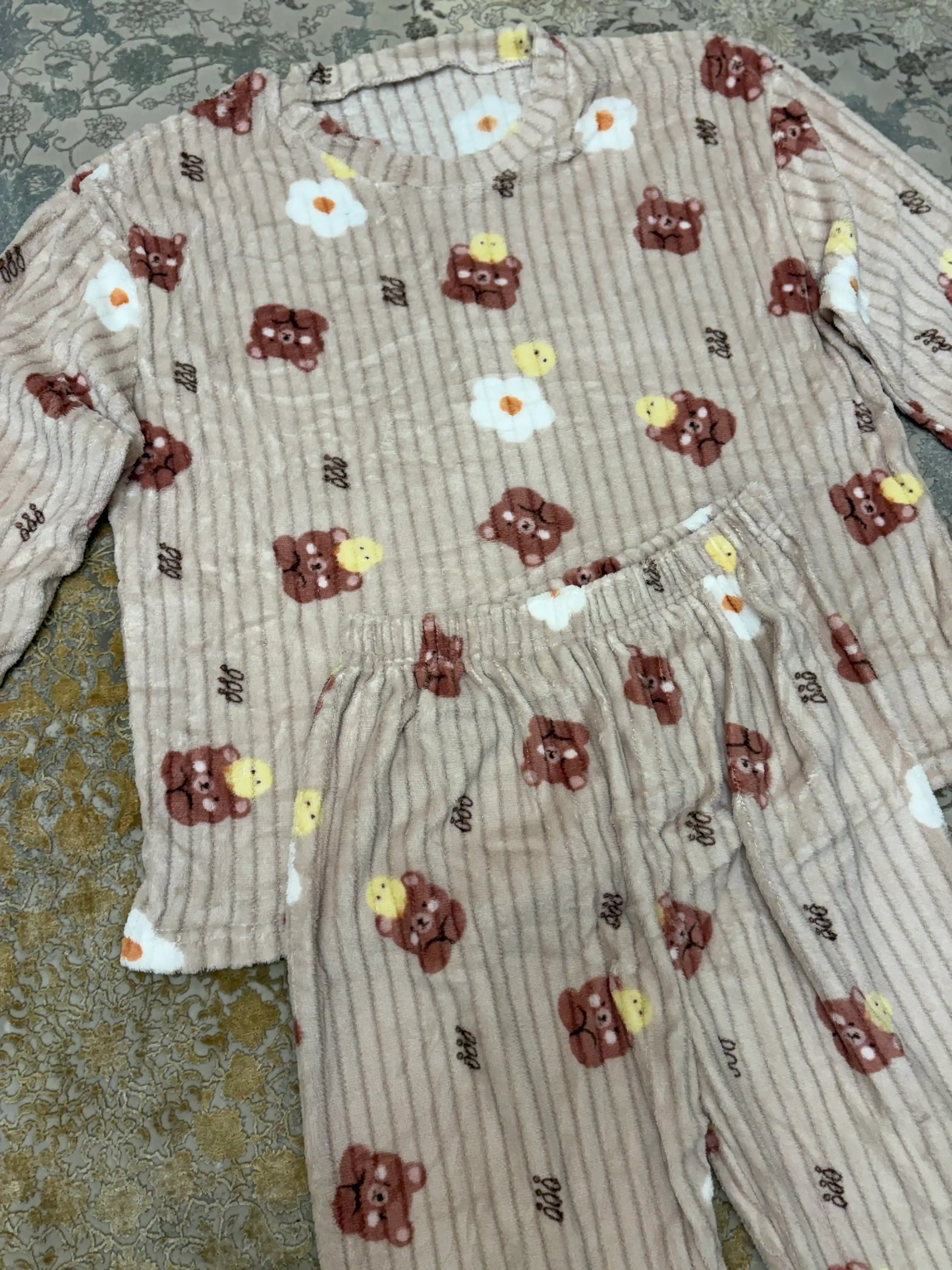 Ayollar uchun flisli uzun yengli pijama, g‘ijimcha fakturali, oddiy rangli va naqshli