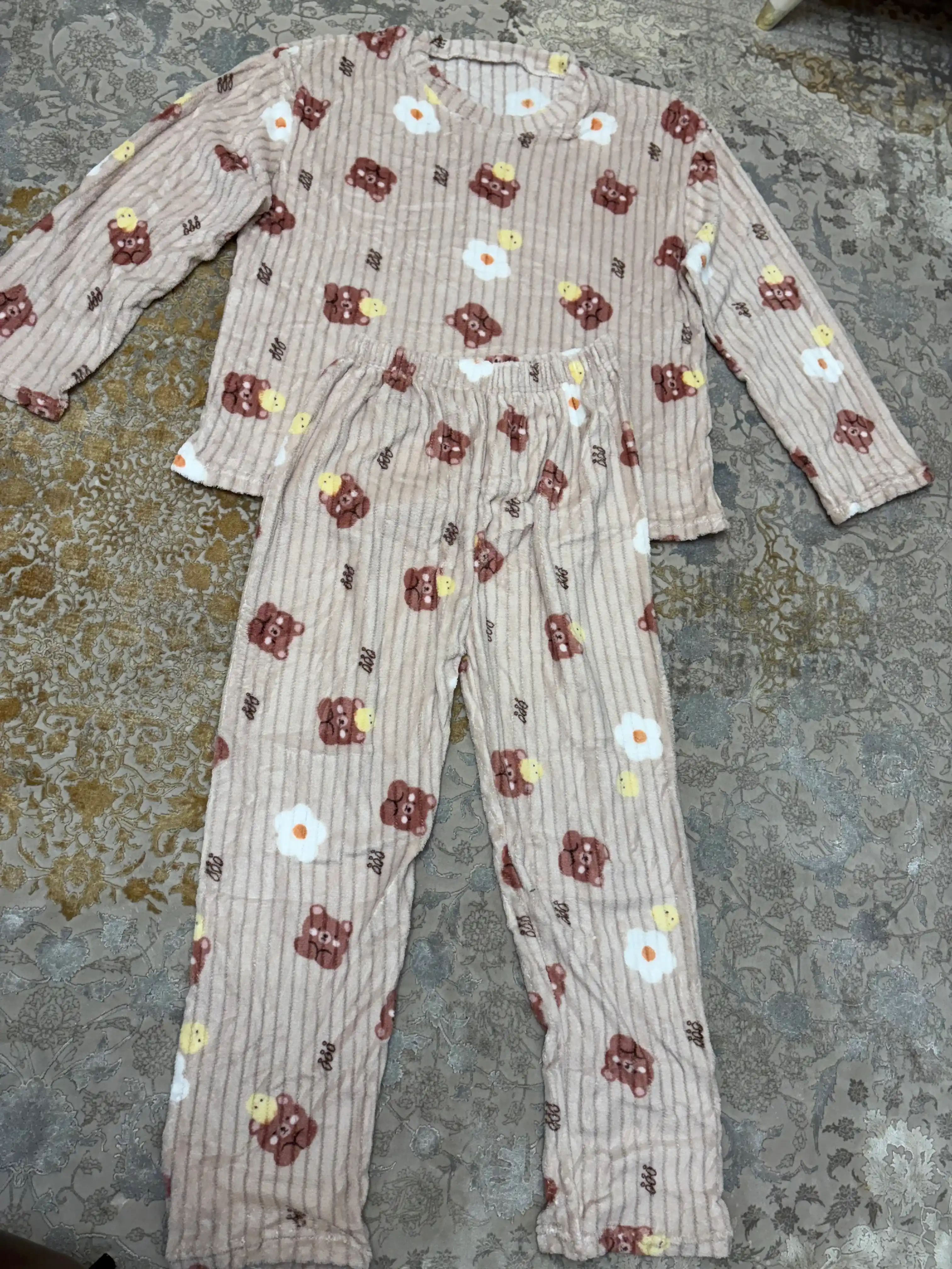 Ayollar uchun flisli uzun yengli pijama, g‘ijimcha fakturali, oddiy rangli va naqshli