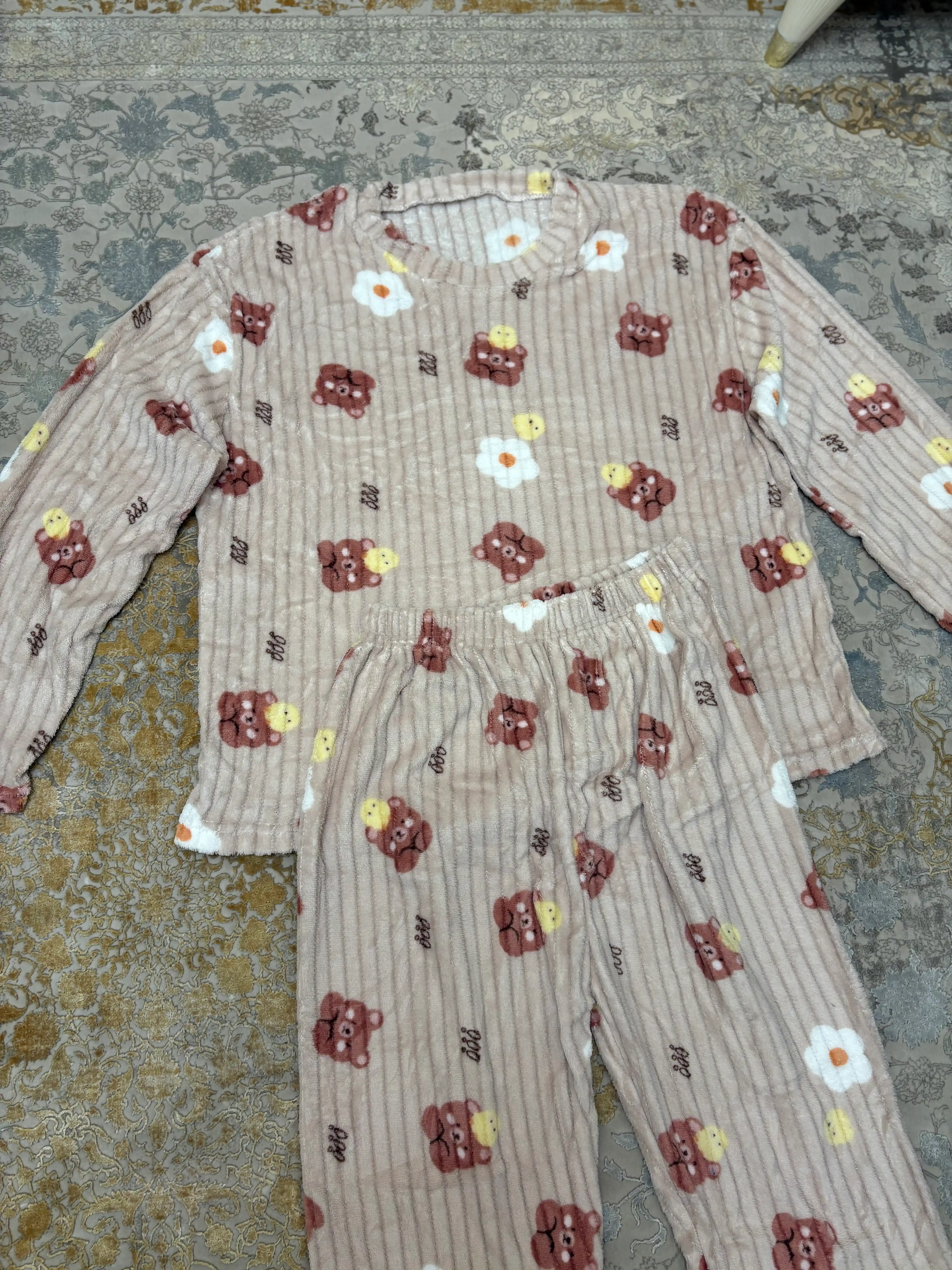 Ayollar uchun flisli uzun yengli pijama, g‘ijimcha fakturali, oddiy rangli va naqshli
