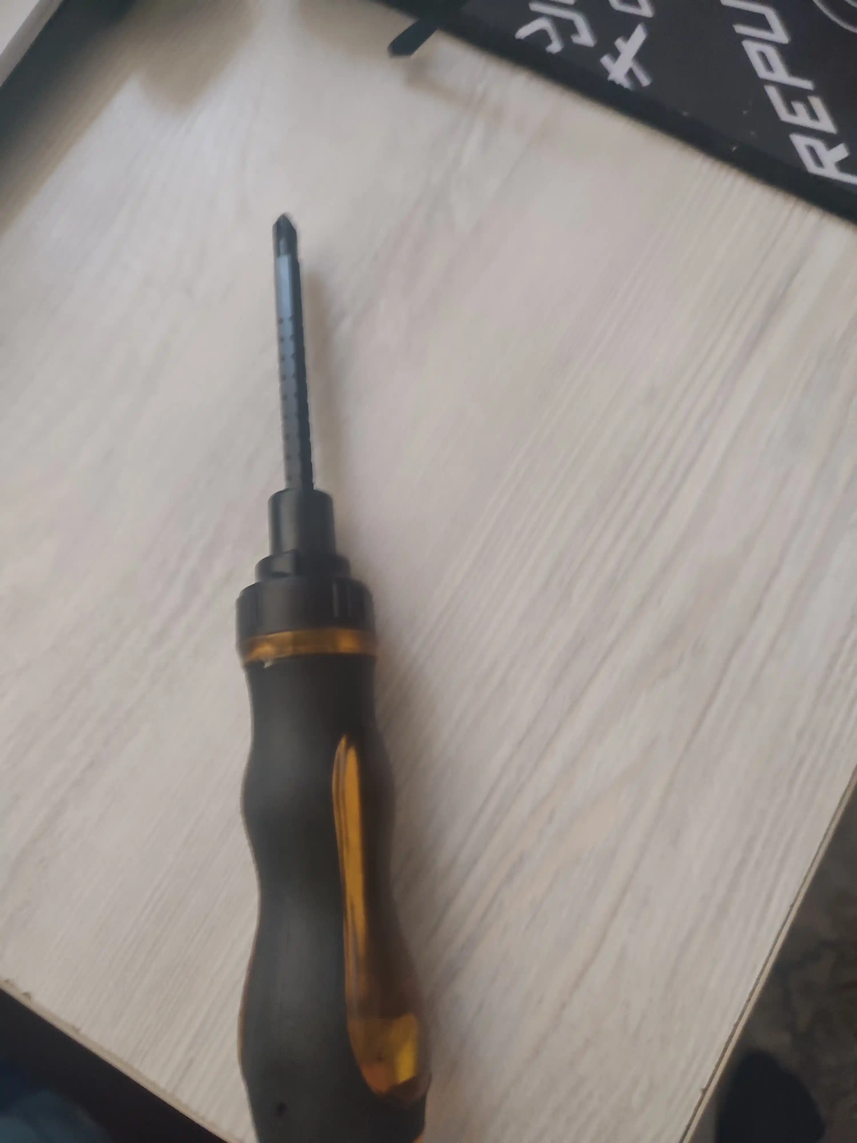Har xil turdagi otvyortkalar professional va maishiy, otvertka