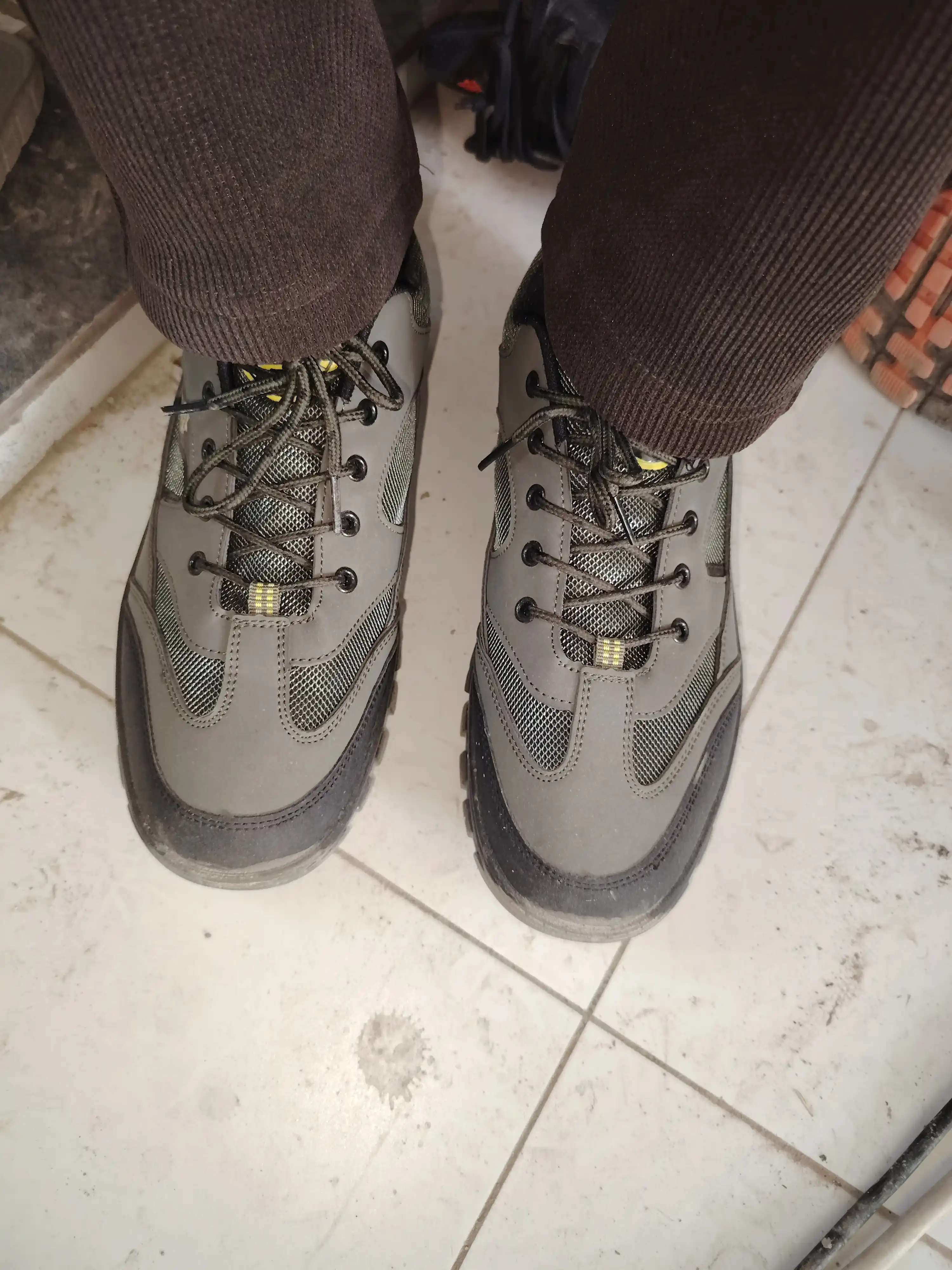 Erkaklar treking krossovkalari, kuzgi - qishki botinkalar