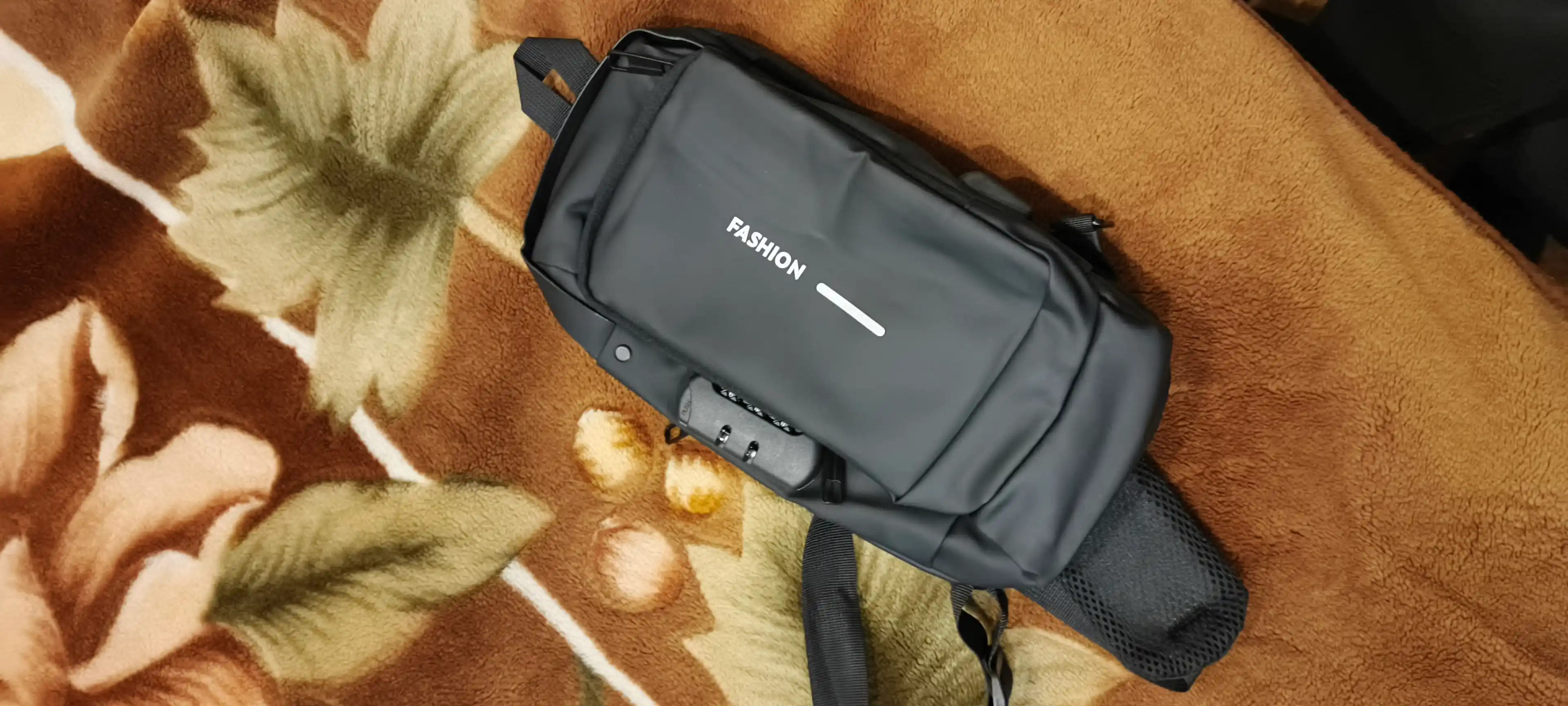 Erkaklar sumkasi, barsetka, bananka, qulfli va USB zaryadlovchi bilan, elkama