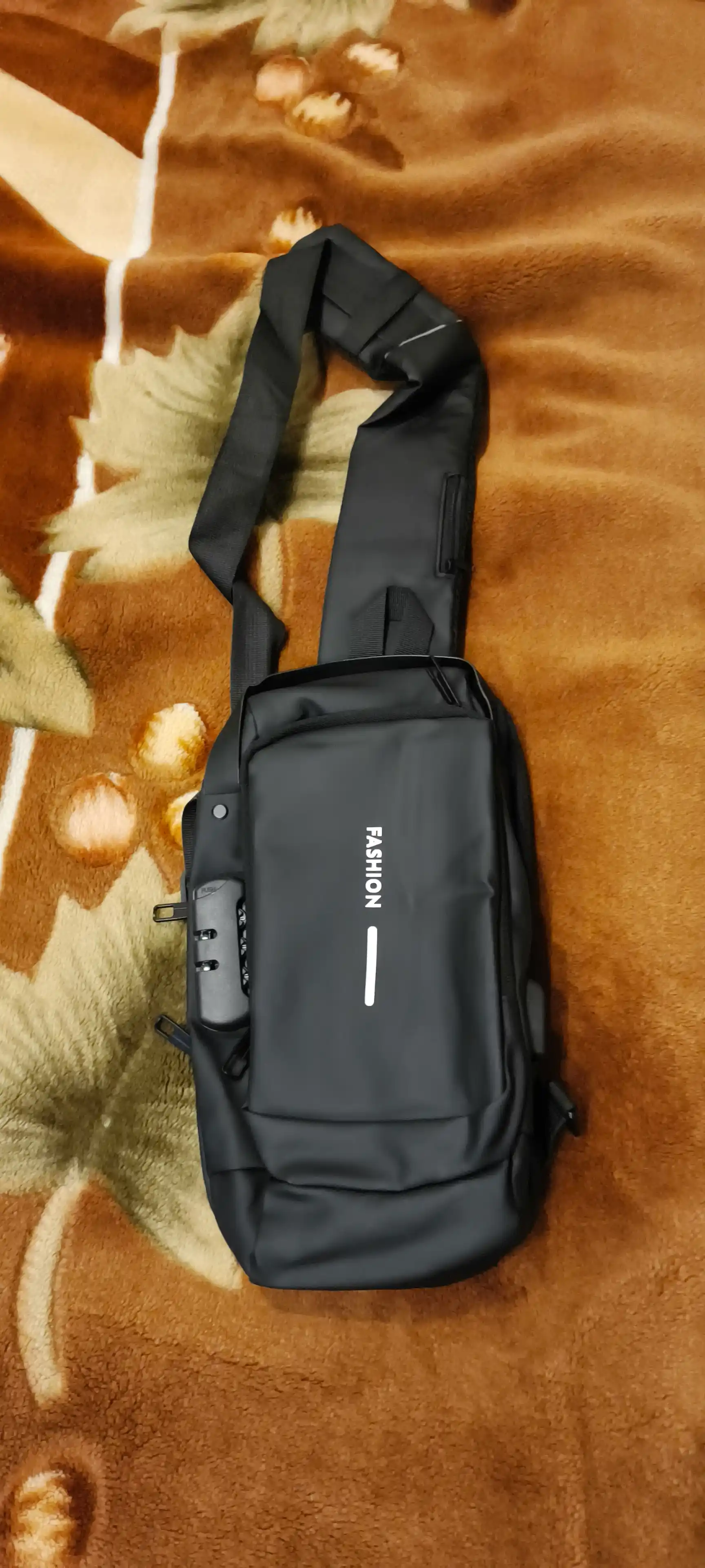 Erkaklar sumkasi, barsetka, bananka, qulfli va USB zaryadlovchi bilan, elkama