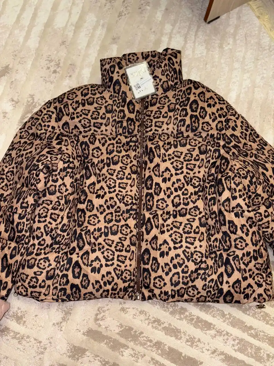Ayollar uchun leopard naqshli issiq kurtka