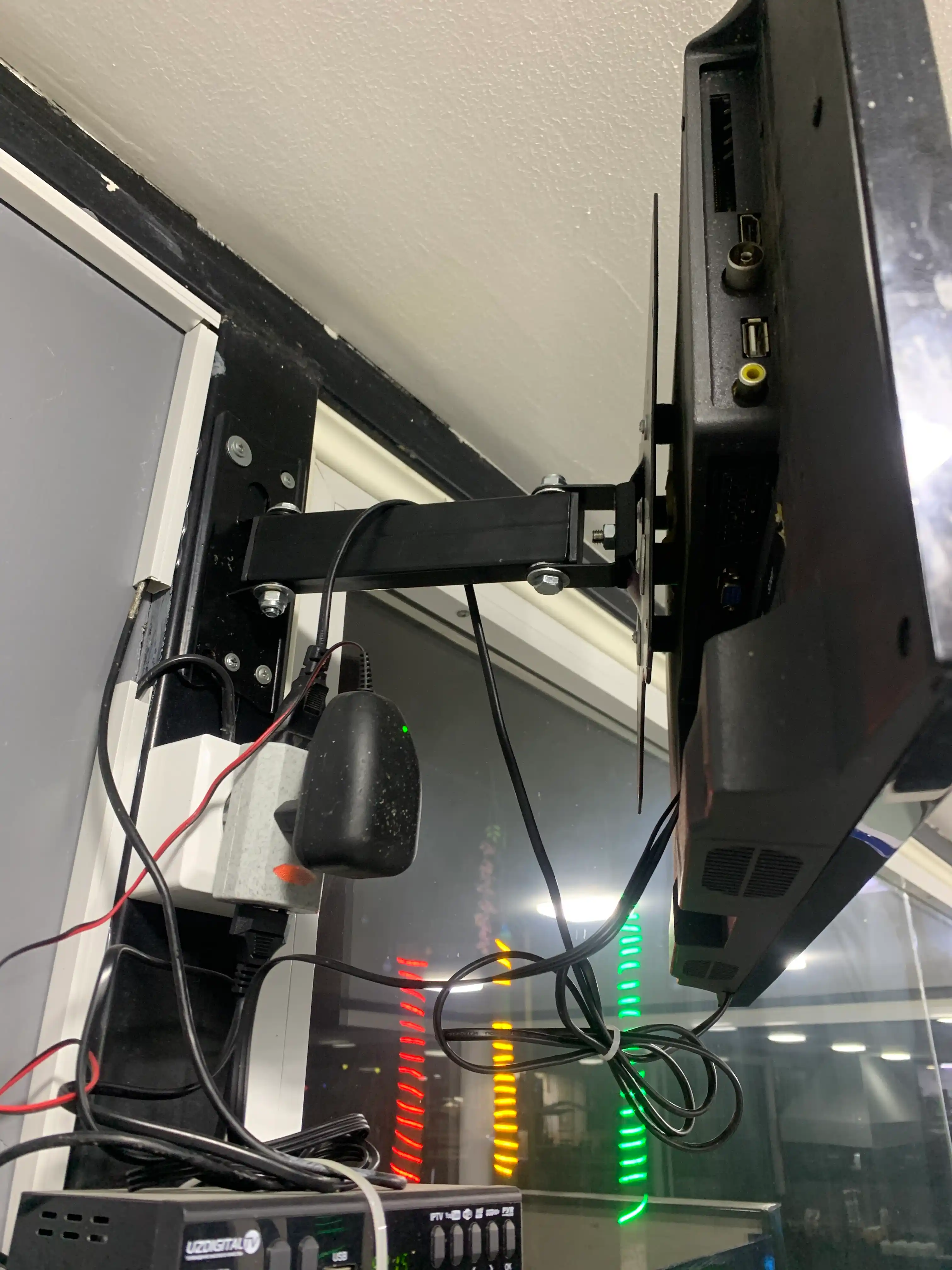 Televizor uchun kronshteyn Innotech Mini 17''-42''