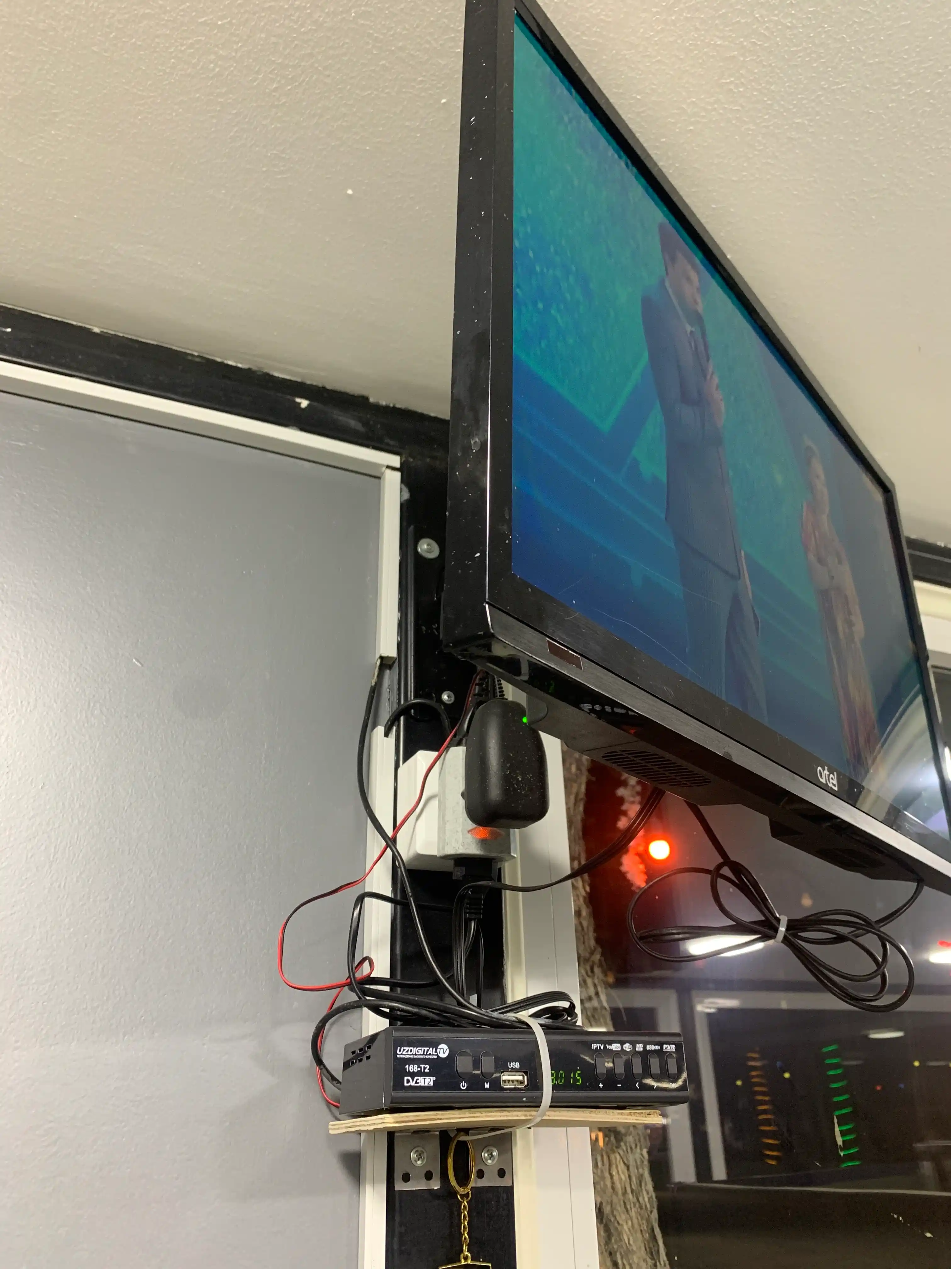 Televizor uchun kronshteyn Innotech Mini 17''-42''