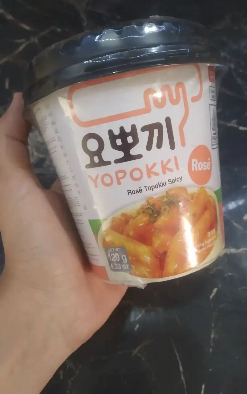 Рисовые палочки Yopokki Halal Rose Toppoki Cup (острые), 120 г *