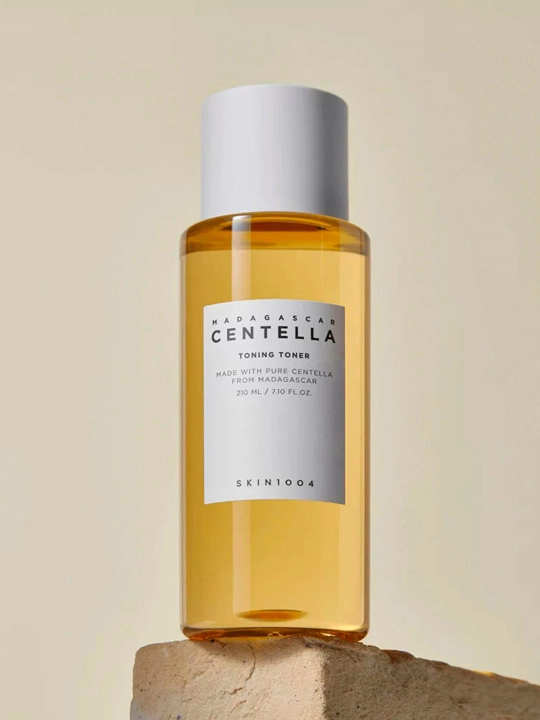 Мягкий отшелушивающий тонер для всех типов кожи SKIN1004 Madagascar Centella Toner, 210 мл - 