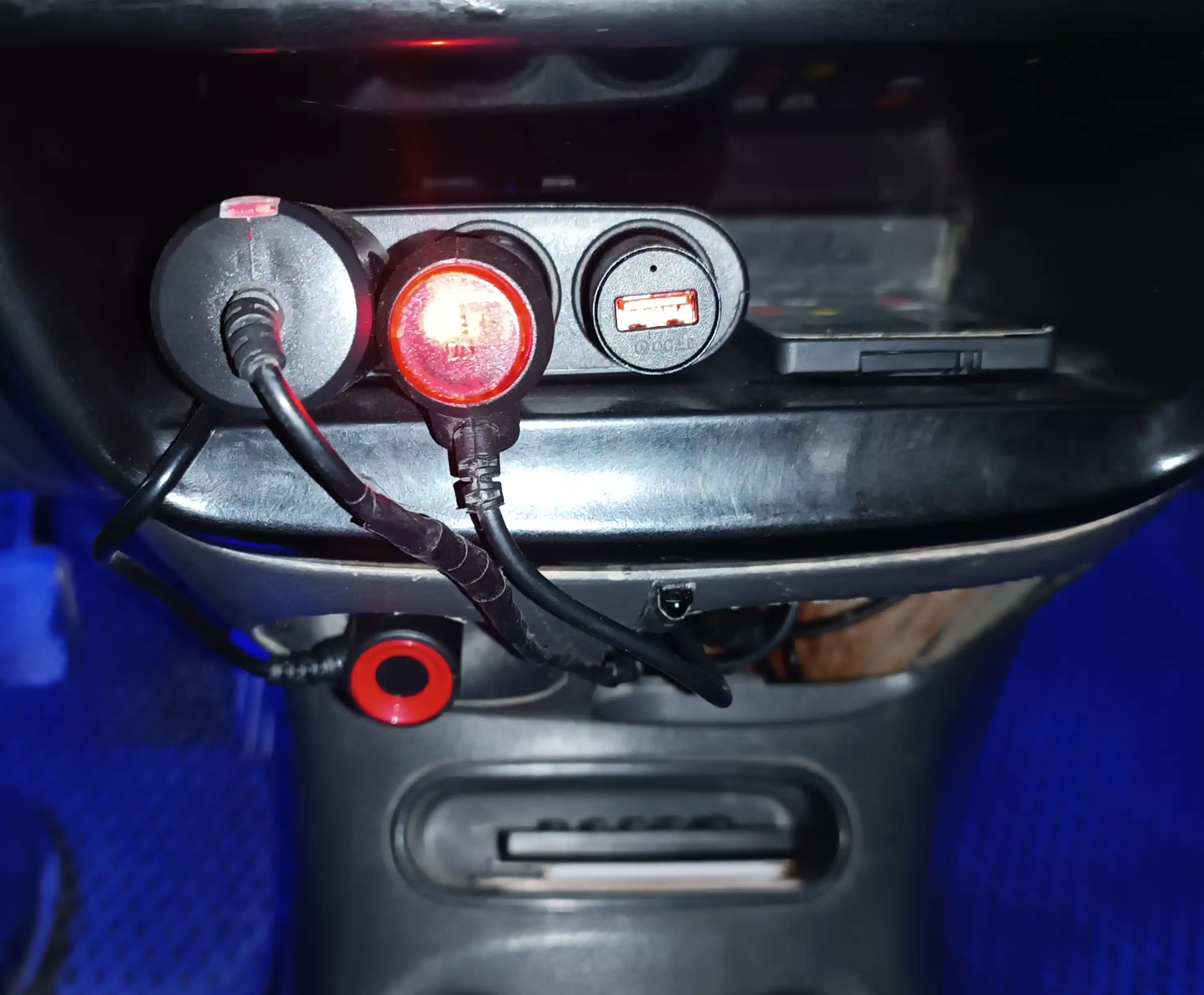 Avtomobil zaryadlovchi adapter, 3 ta sigaret ulagichi, USB, Type-C PD quvvatlash, 12V/24V
