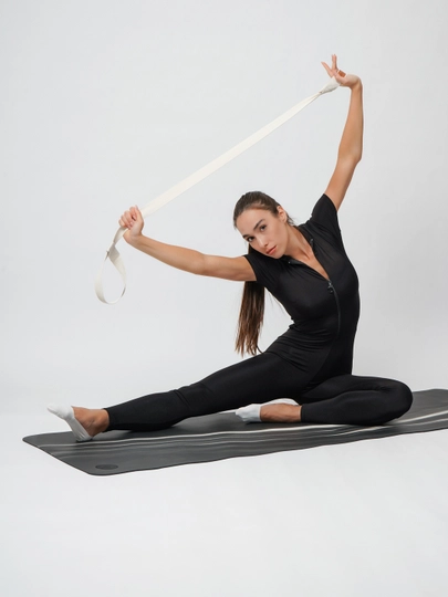 Yoga, cho'zish mashqlari va yog'a tashish uchun kamar