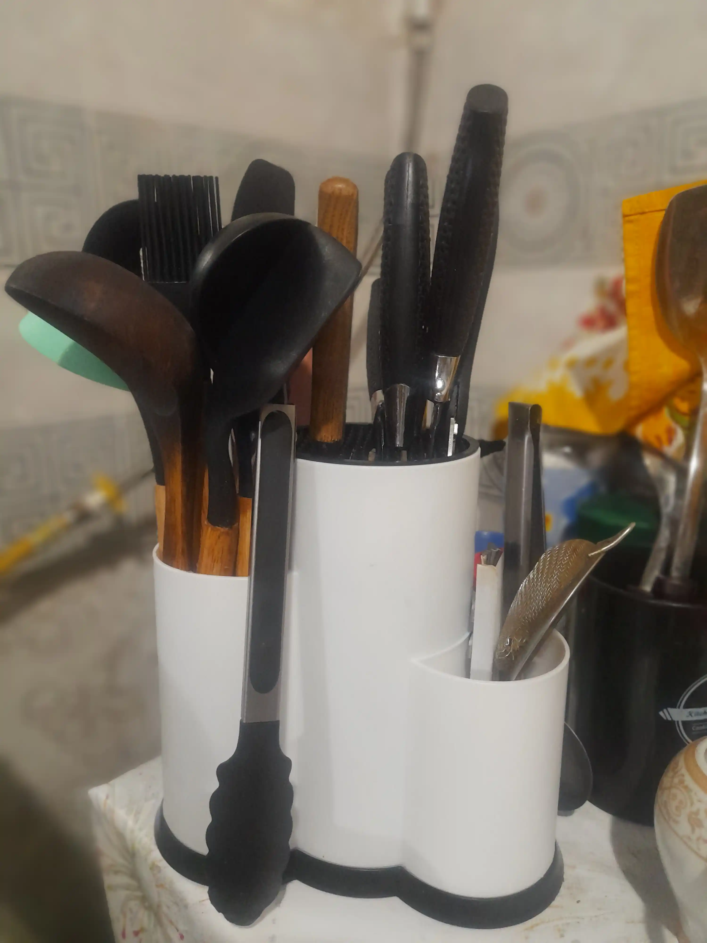 Qoshiqlar, sanchqlar va pichoqlar uchun lotok