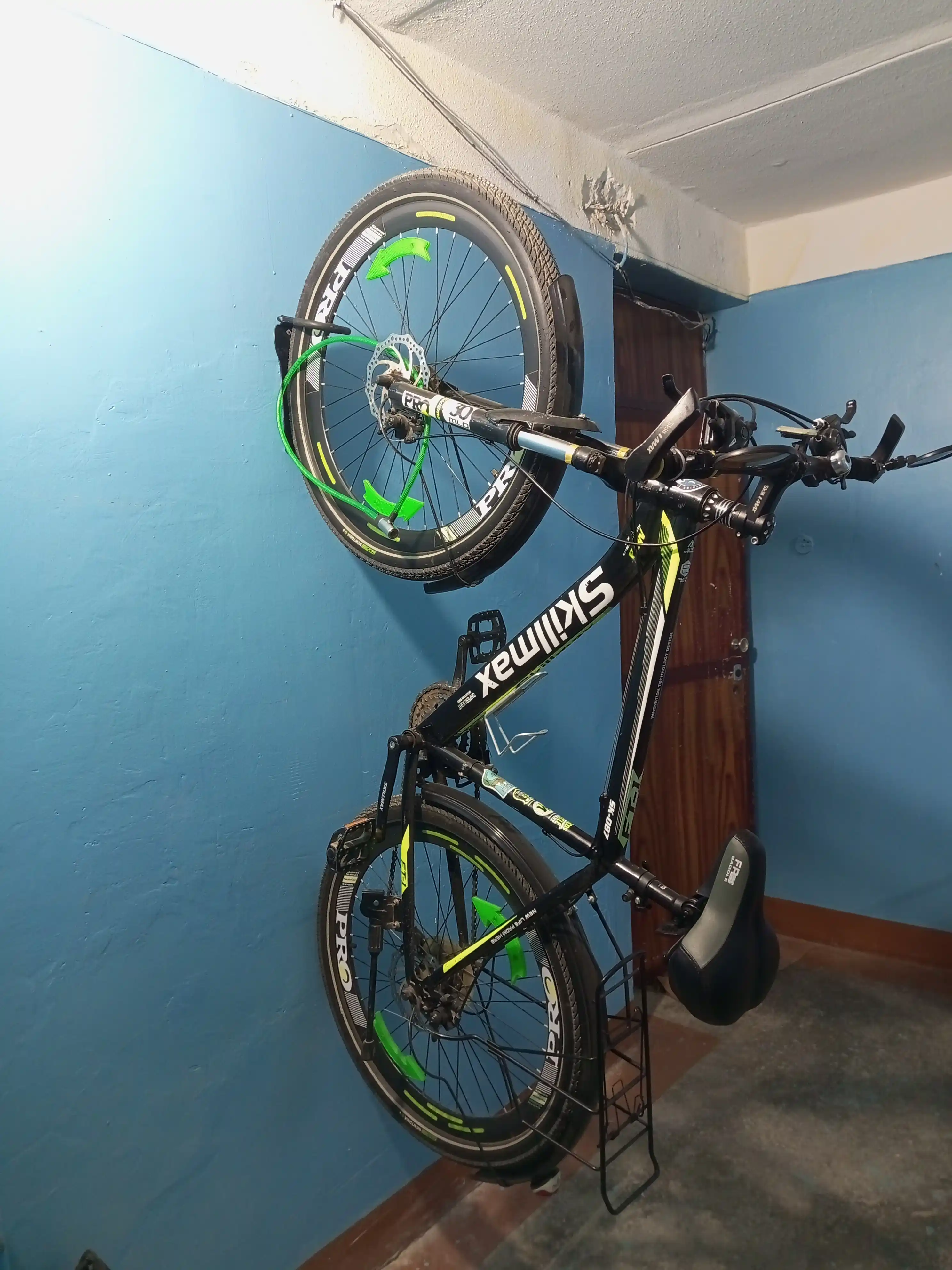 Devorga o'rnatilgan velosiped tokchasi