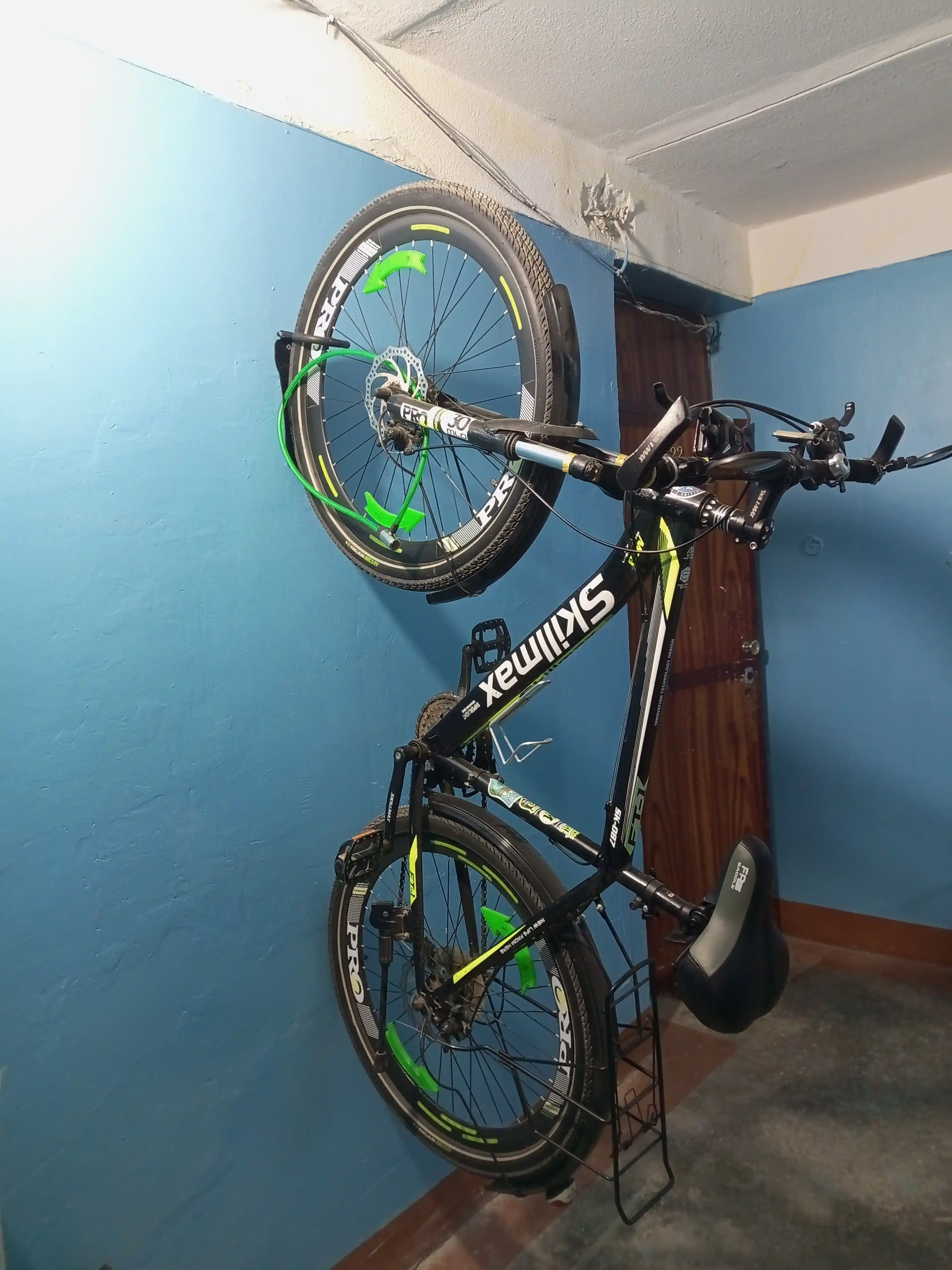 Devorga o'rnatilgan velosiped tokchasi
