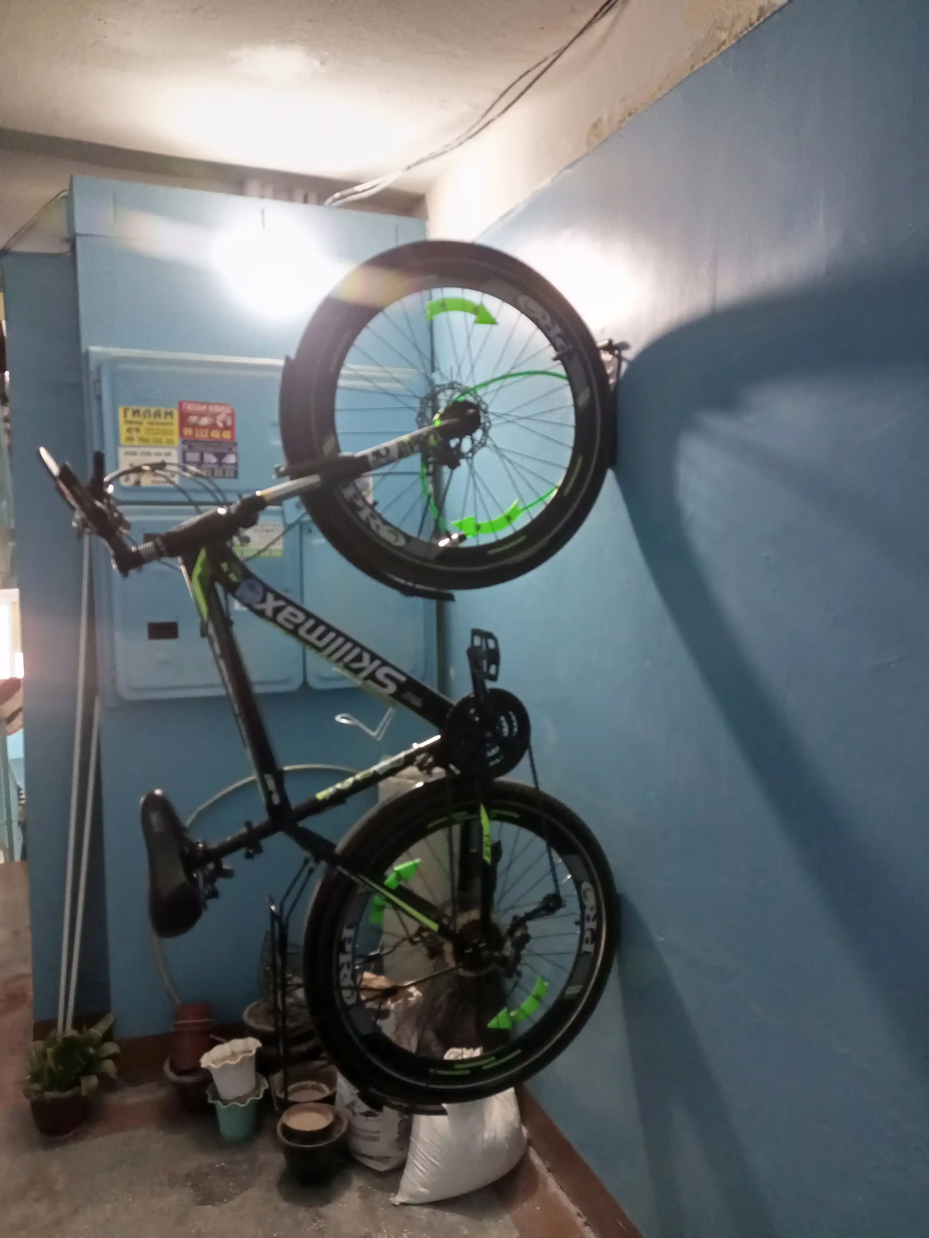 Devorga o'rnatilgan velosiped tokchasi