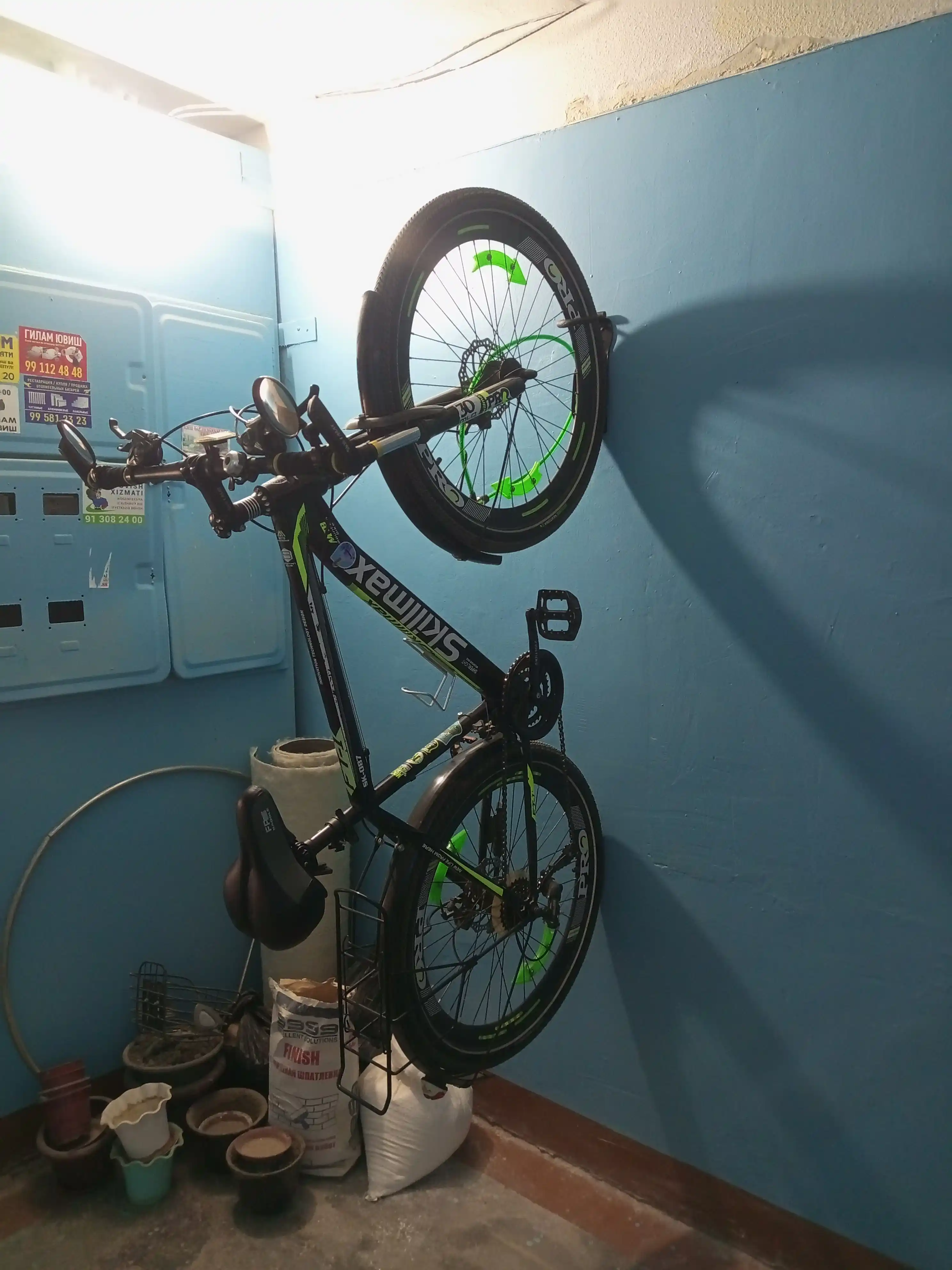 Devorga o'rnatilgan velosiped tokchasi