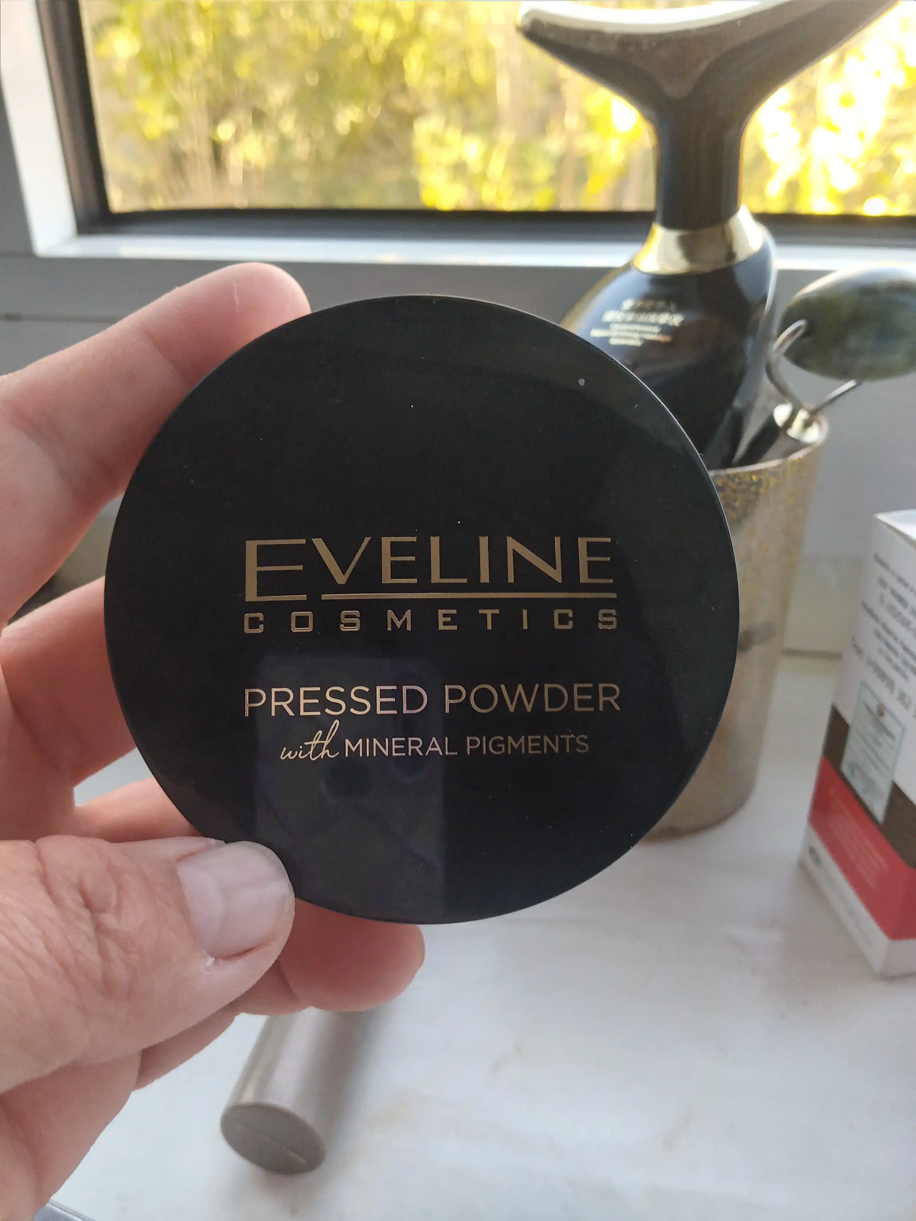 Pudra Eveline Celebrities Beauty, mineralli va matlashtiruvchi, ton 23 Qum, 9 g