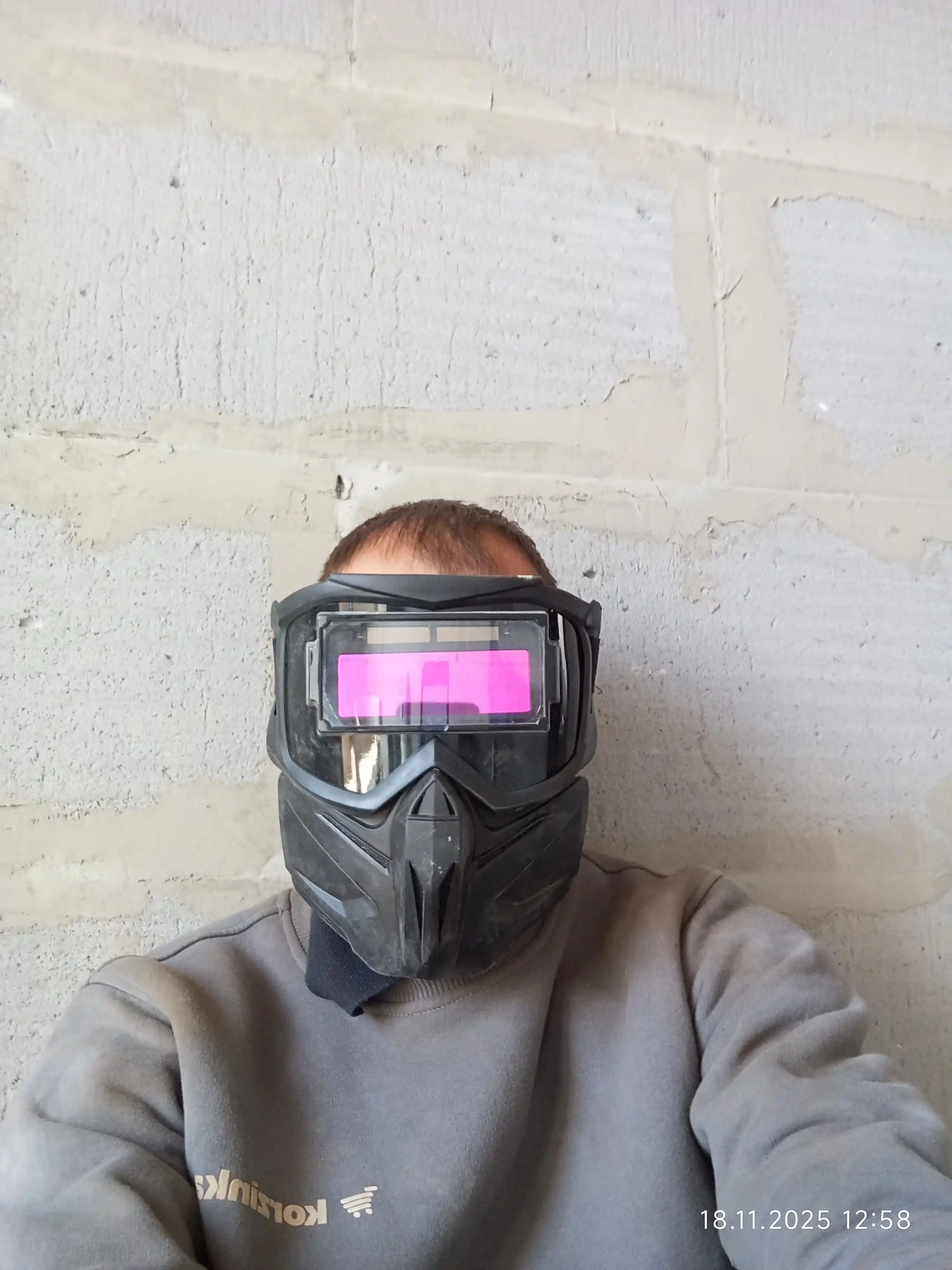 Elektron avtomatik qorayuvchi xameleon niqob