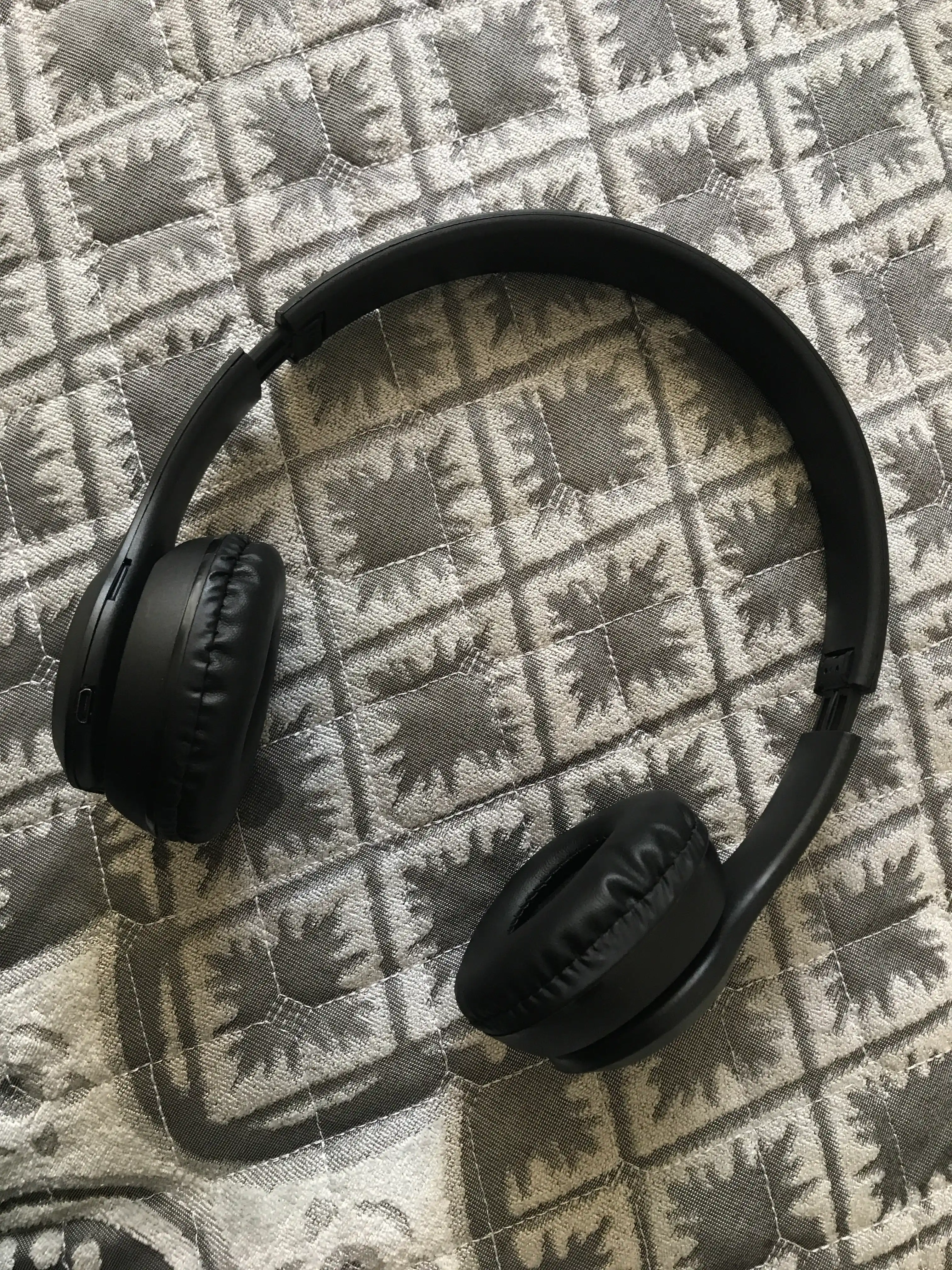 Simsiz Bluetooth quloqchinlar P47, mikrofon, radio va fleshka uyasi bilan
