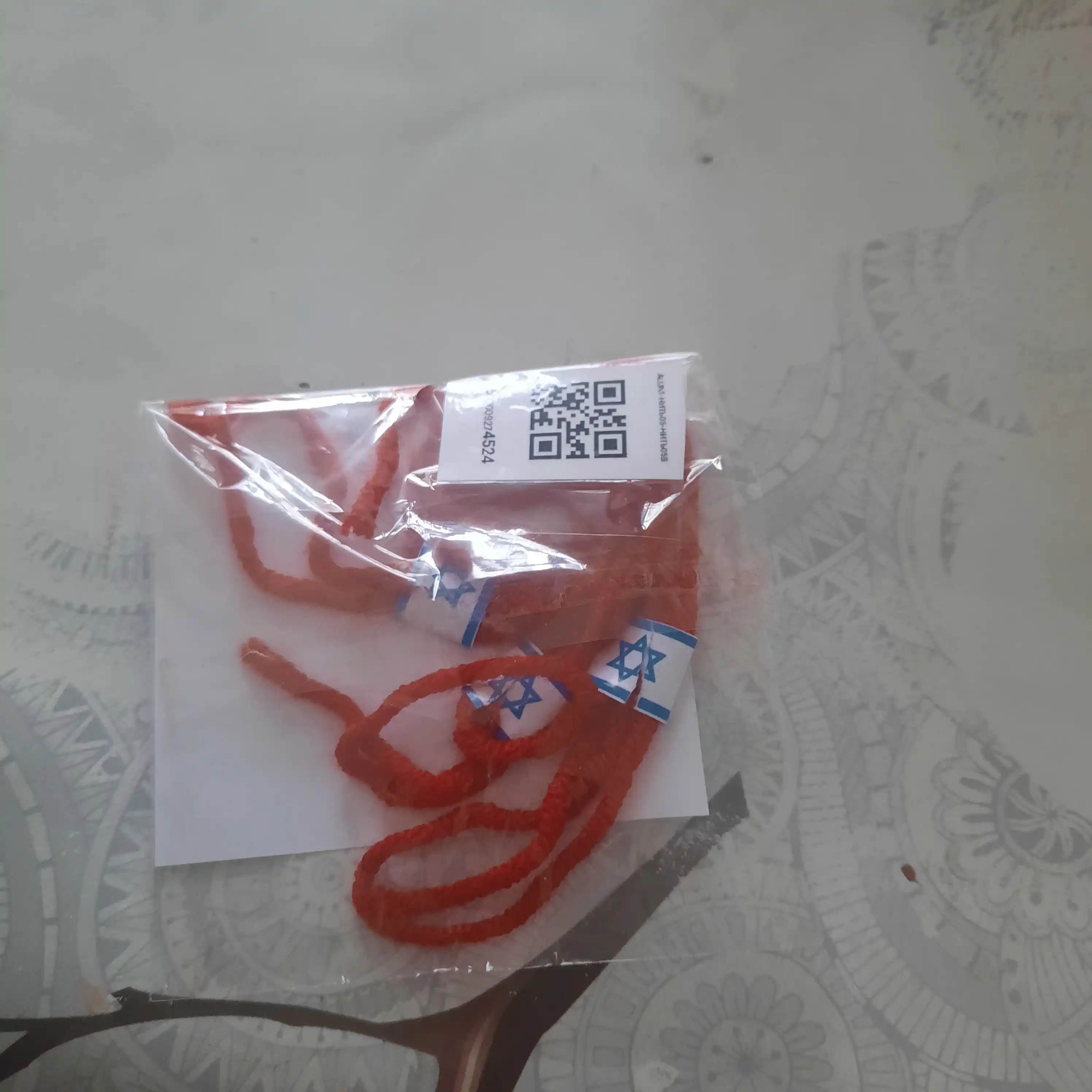 Qizil ip, qo'lda bezatish