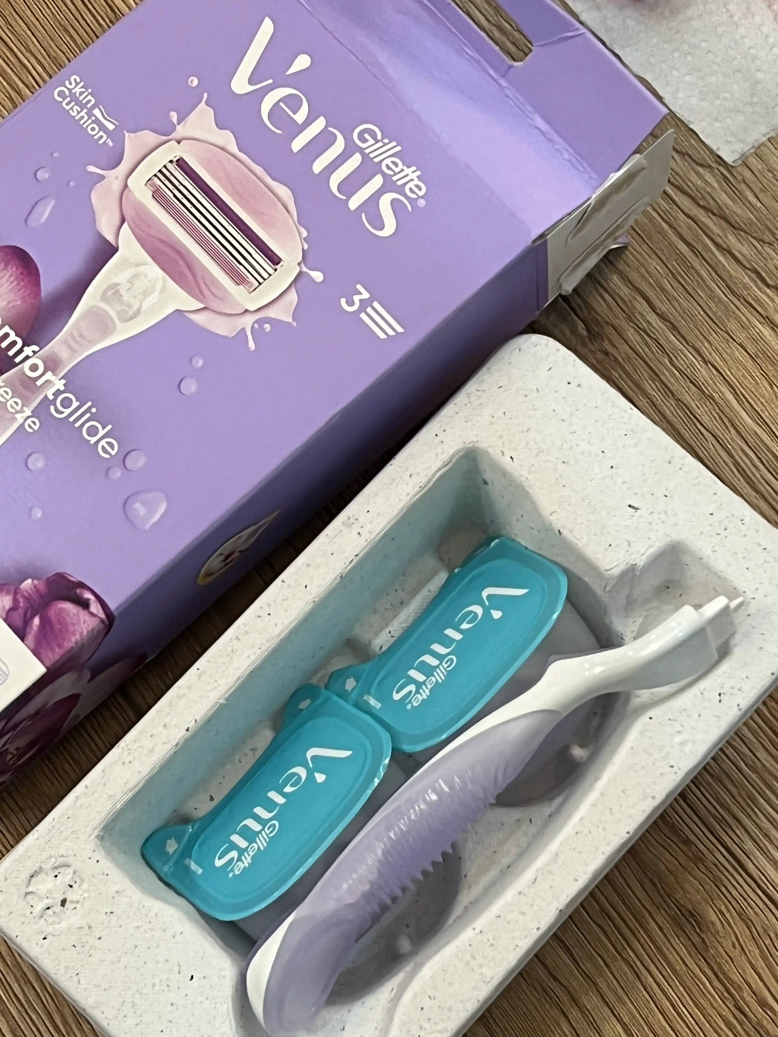 Женская бритва Venus Comfort Glide Breeze с 2сменными кассетами