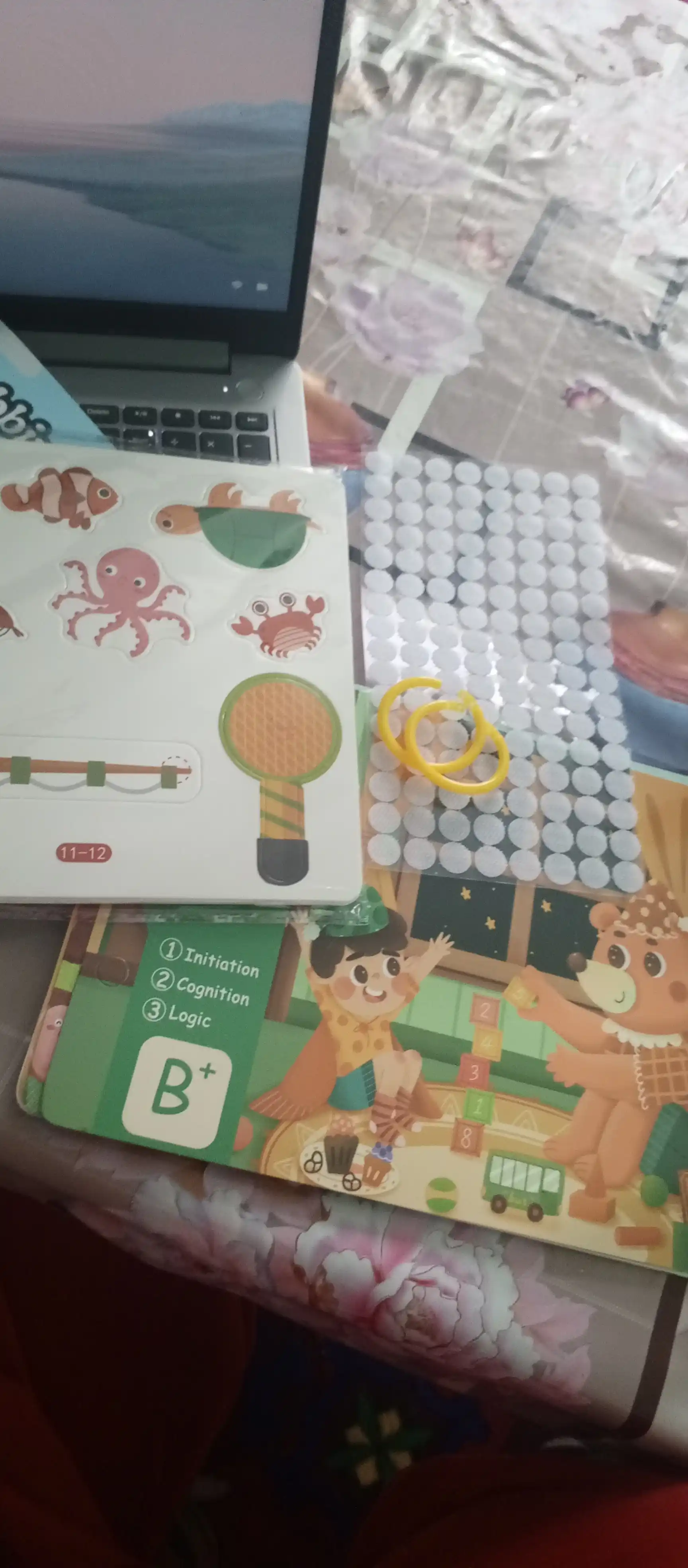 Usborne Busy Book, fetrdan tayyorlangan bizibord-kitob - kichkintoylar uchun taktil rivojlantiruvchi kitob