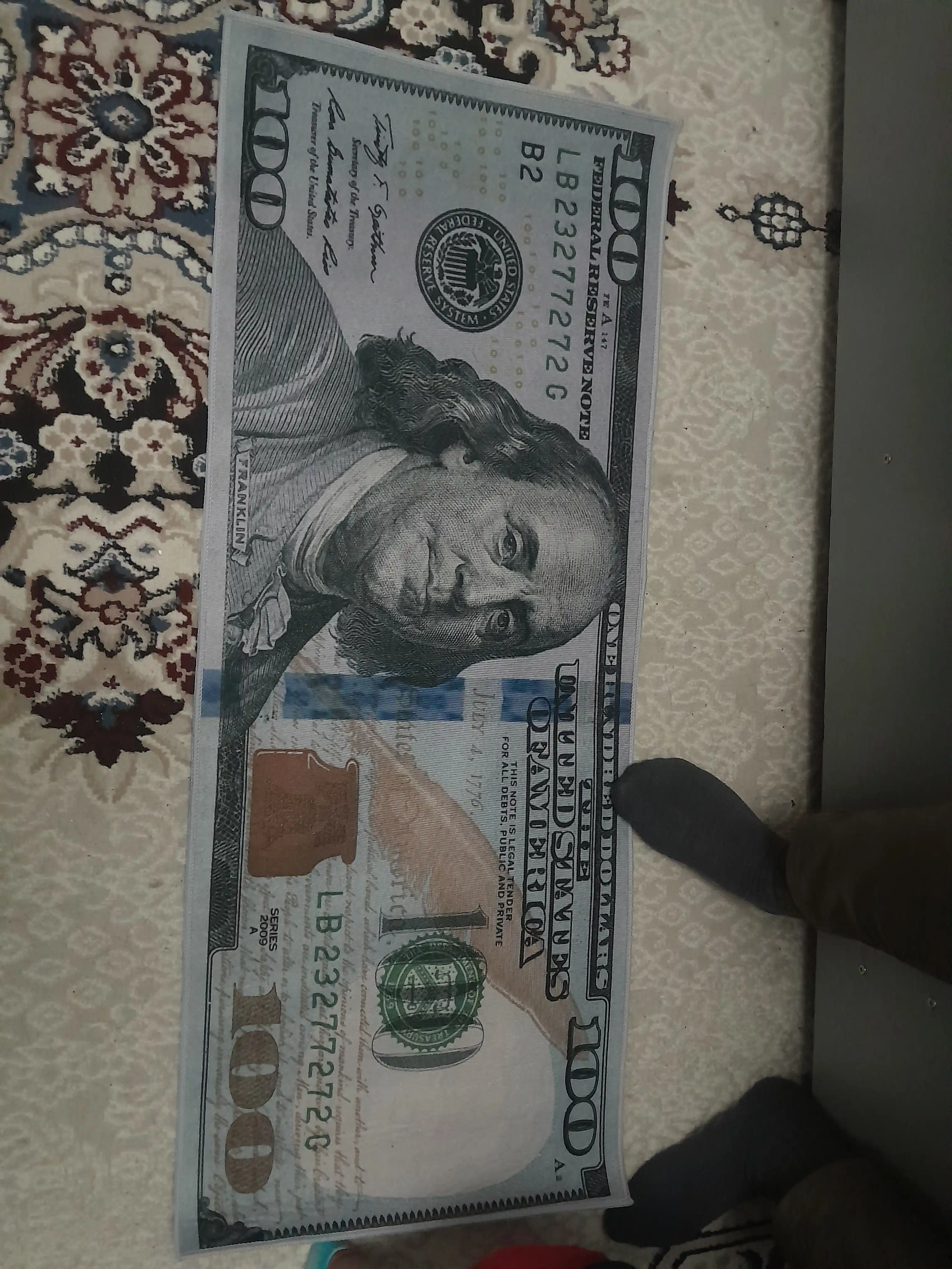 Gilamcha 100 dollar ko'rinishda, dekorativ, xonaga