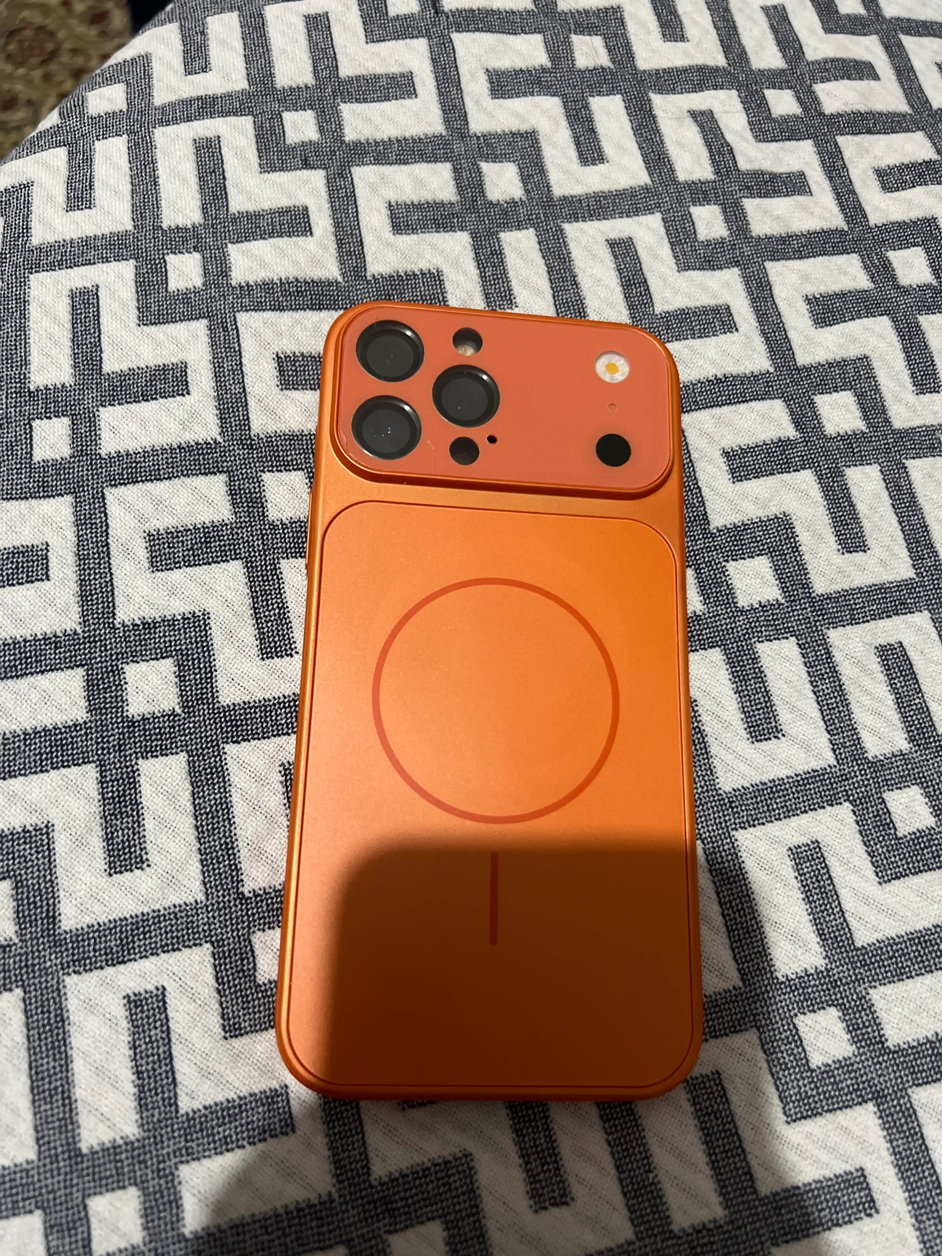 Чехол на iPhone 11, 12, 13, 14, 15, 16 с MagSafe, в стиле iPhone 17