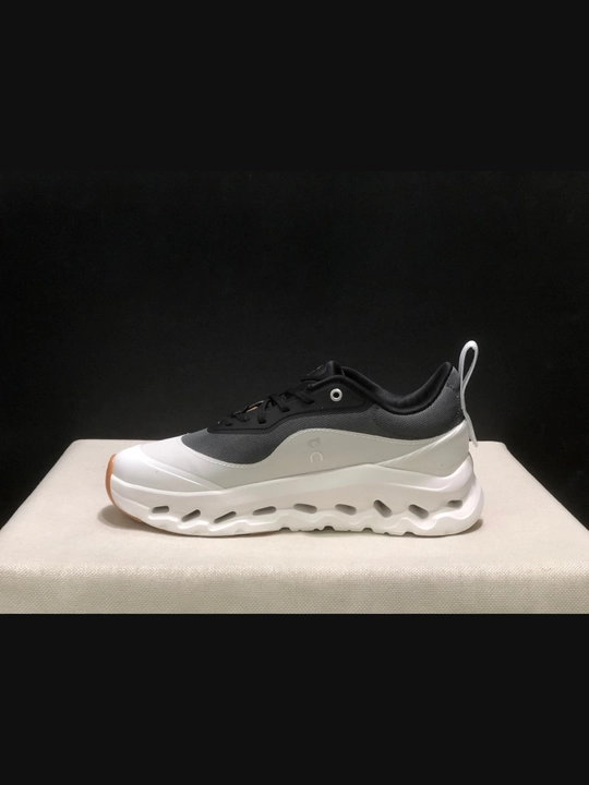 Erkaklar krossovkasi, On Cloud tilt LOEWE