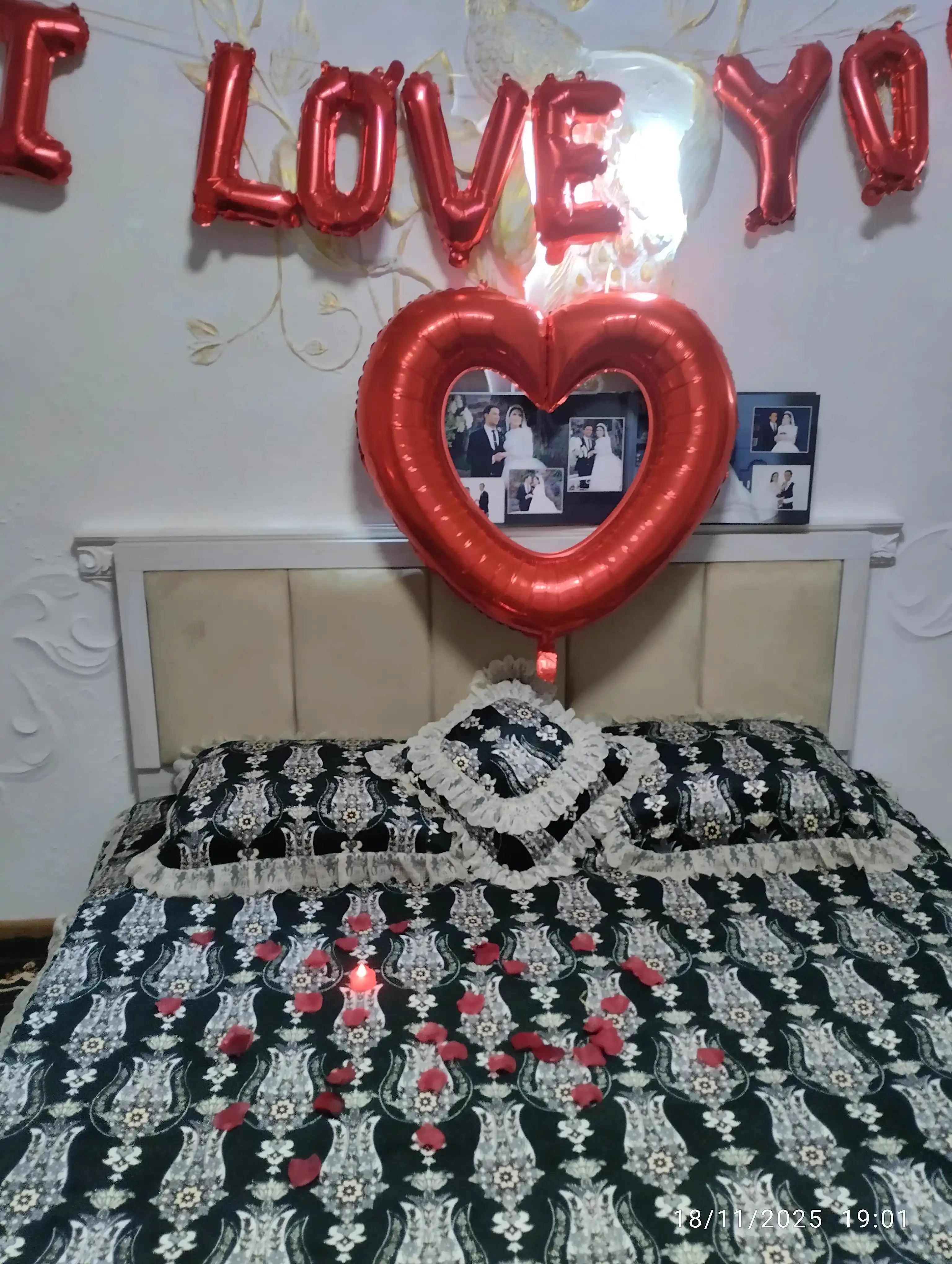 Bayramlar, romantik kechalar, Marry me va tu'gilgan kun uchun, sun'iy atrgul barglari
