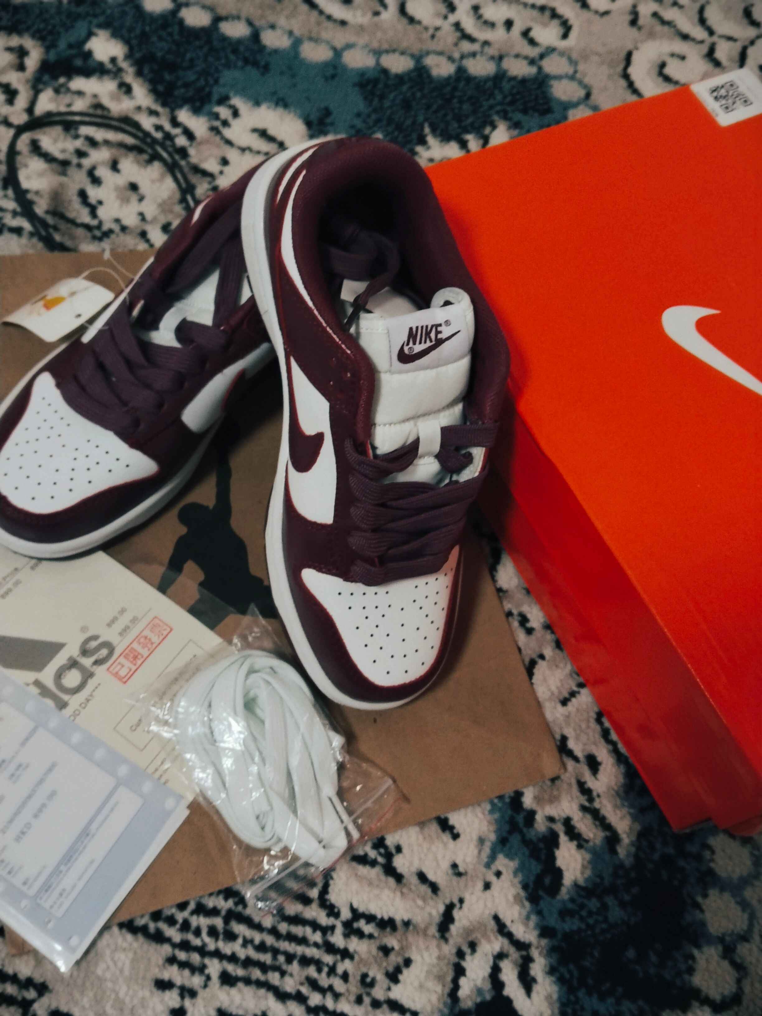 Кроссовки Nike , размер в размер, есть коробка, документы, подарок шнурки 2 шт