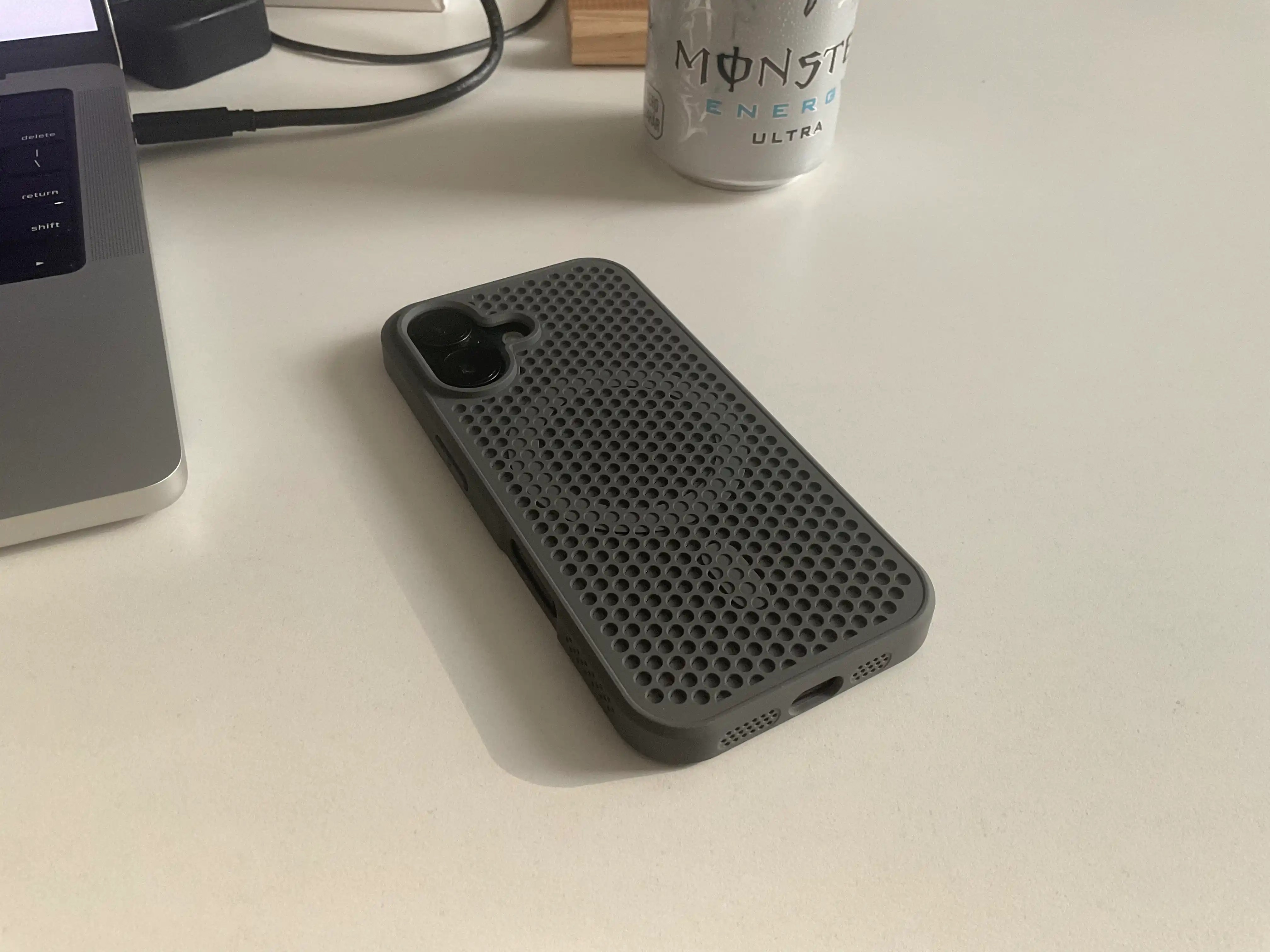 IPhone 15/16/17 Pro/Max uchun, havo o'tkazadigan teshiklarga ega MagSafe g'ilof