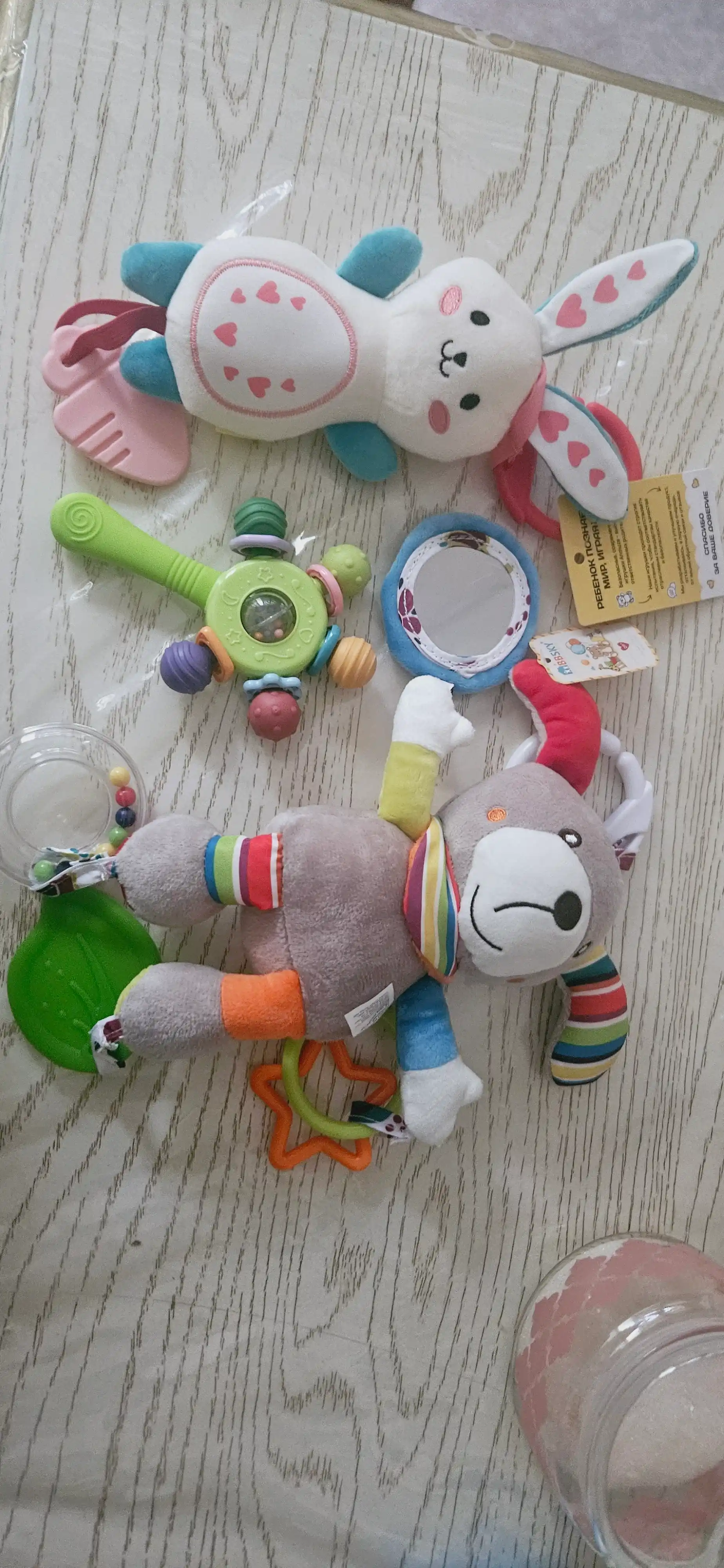 Katta yumshoq rivojlanayotgan shitirlash-shovqin bilan o'yinchoq