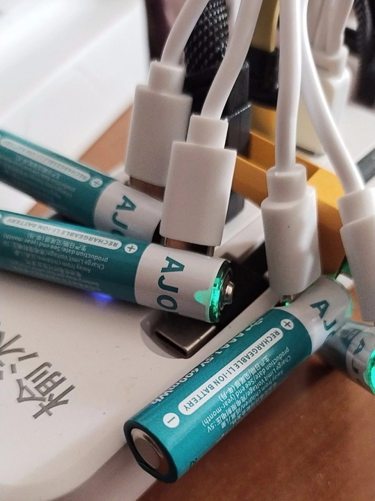 3,7V va Li-Ion va 1,5V akkumulyator batareyalari