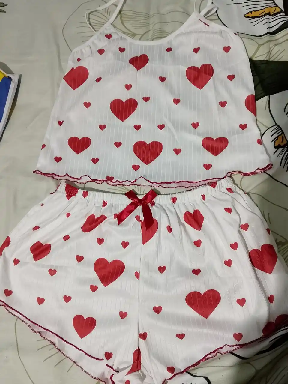 Ayollar uchun uy kiyimi: yurakcha naqshli shortik va top bilan pijama komplekt